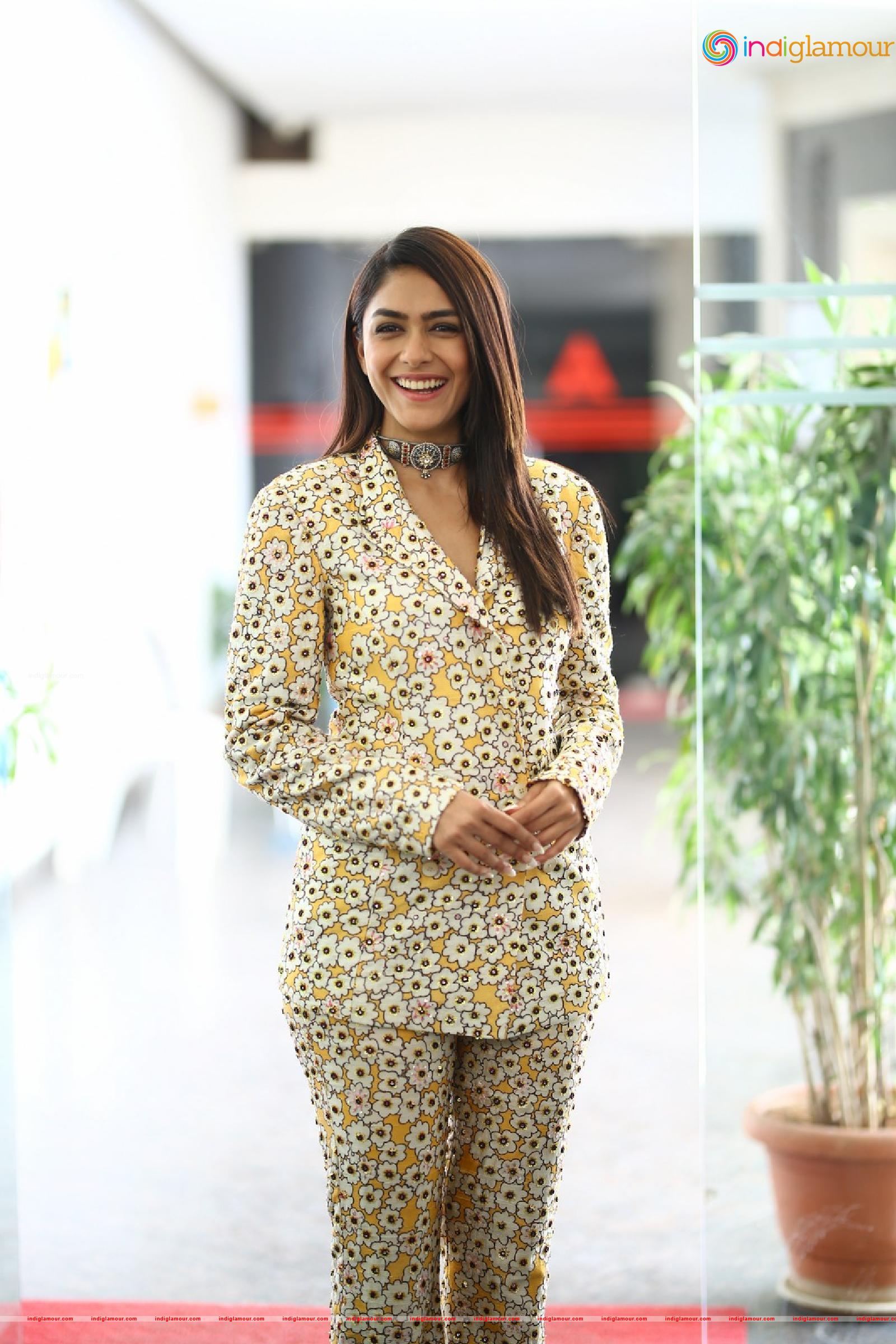 Mrunal Thakur Actress hd photo