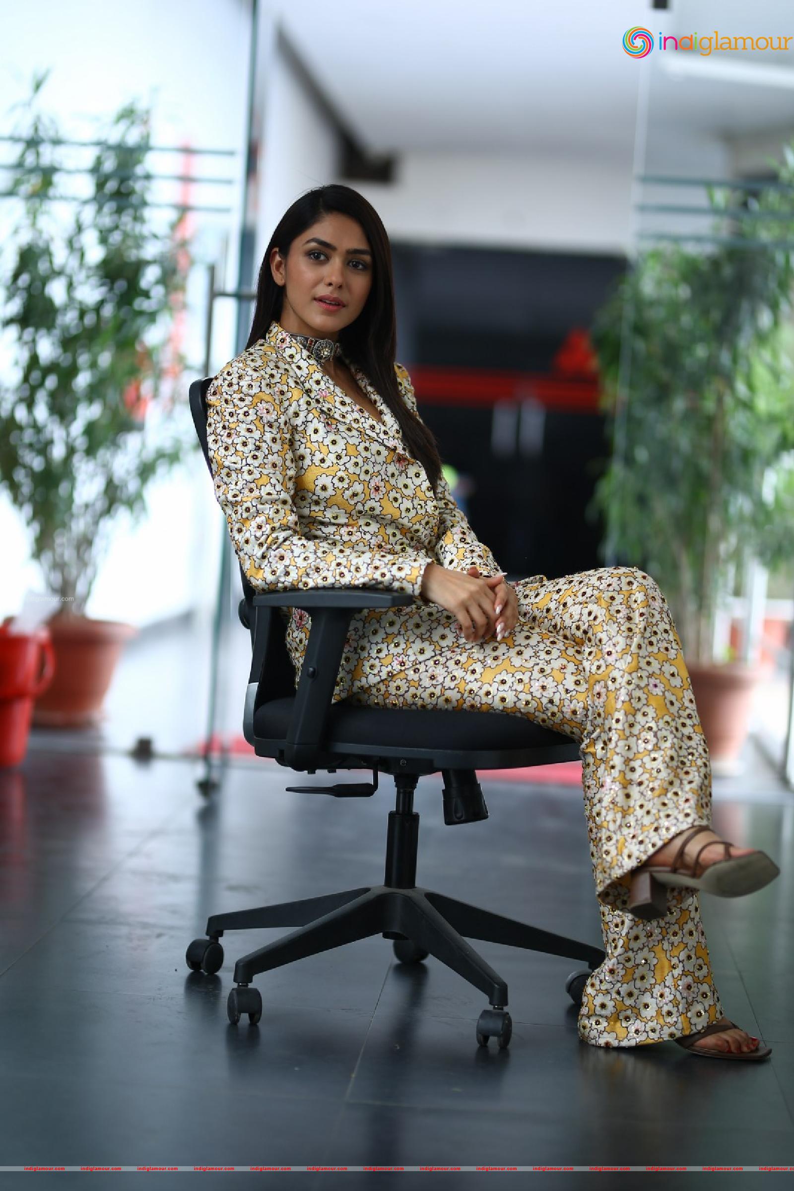 Mrunal Thakur Actress hd photo