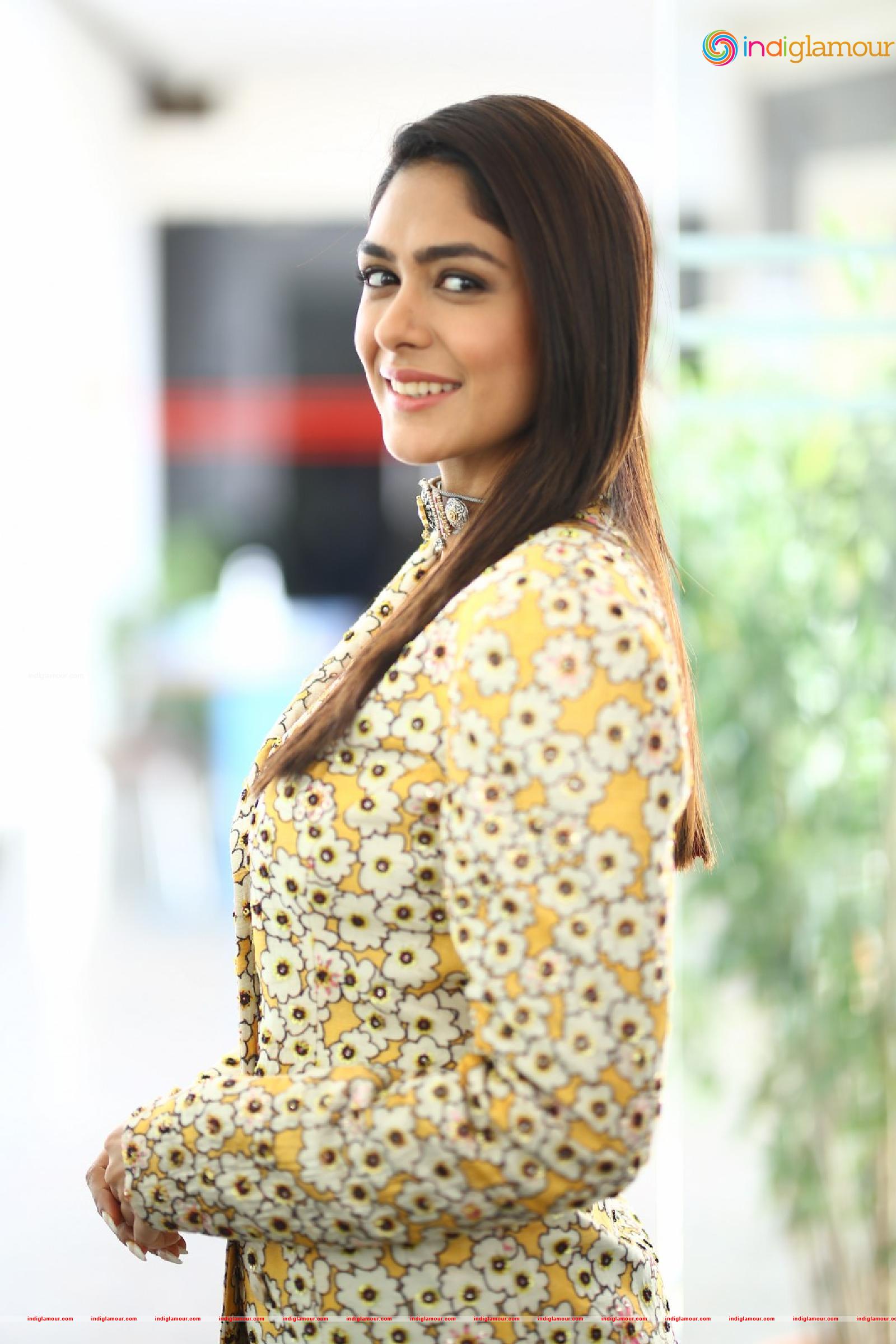 Mrunal Thakur Actress hd photo