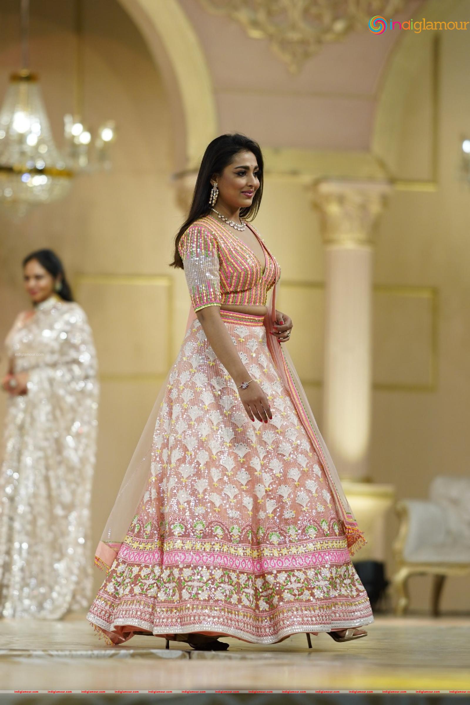 Madhu Shalini Actress hd photo