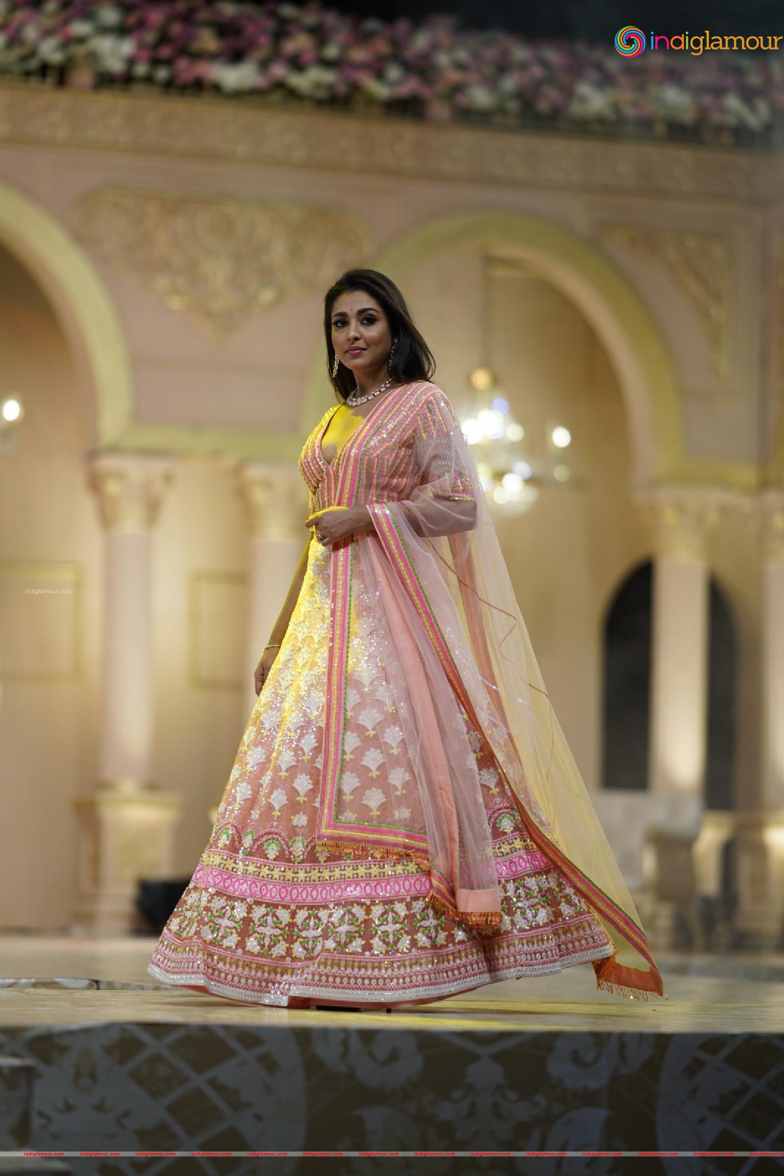 Madhu Shalini Actress hd photo