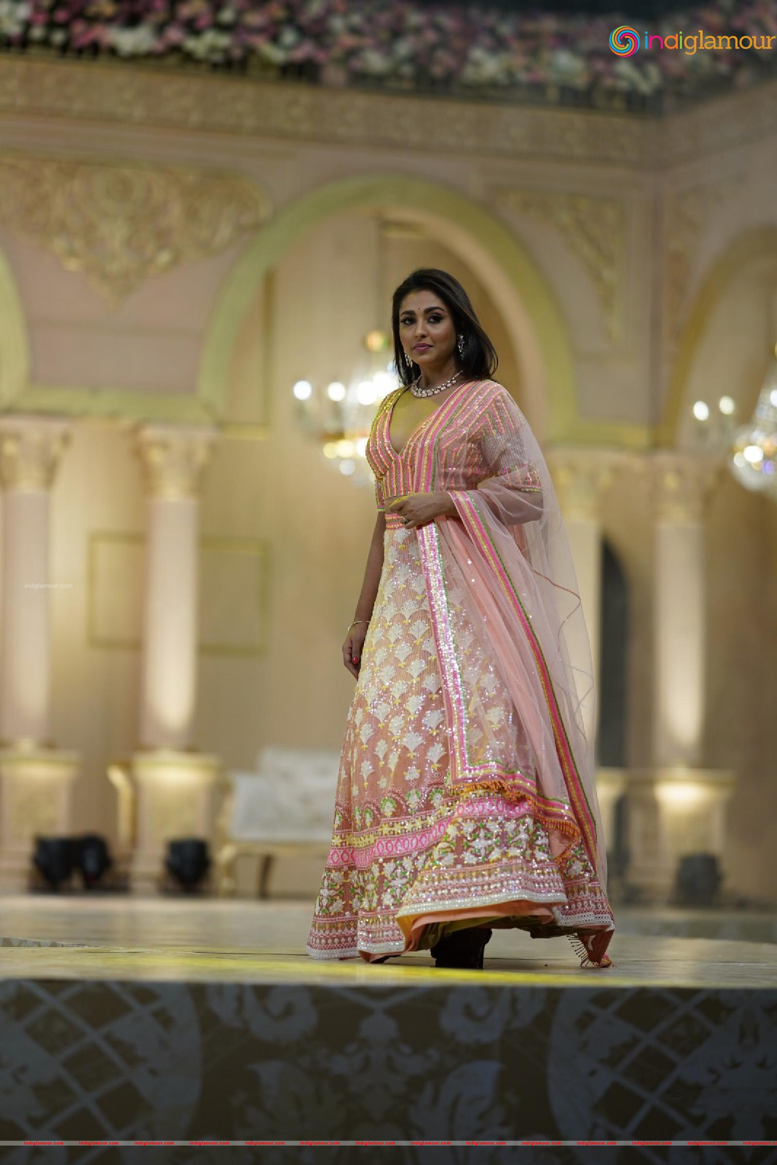 Madhu Shalini Actress hd photo