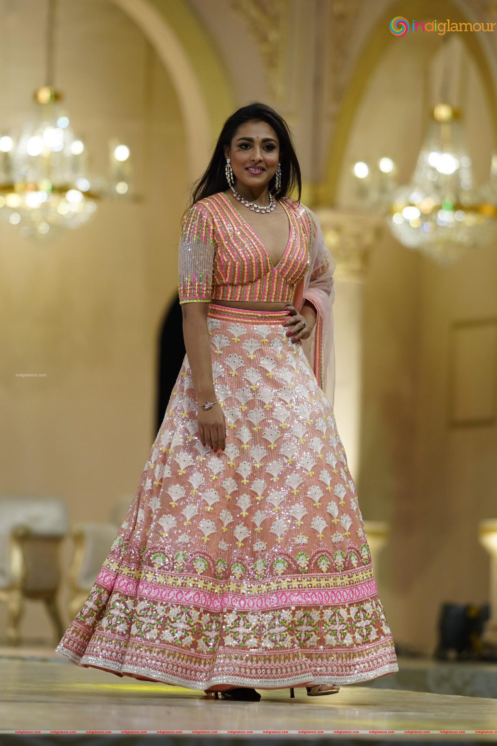 Madhu Shalini Actress hd photo