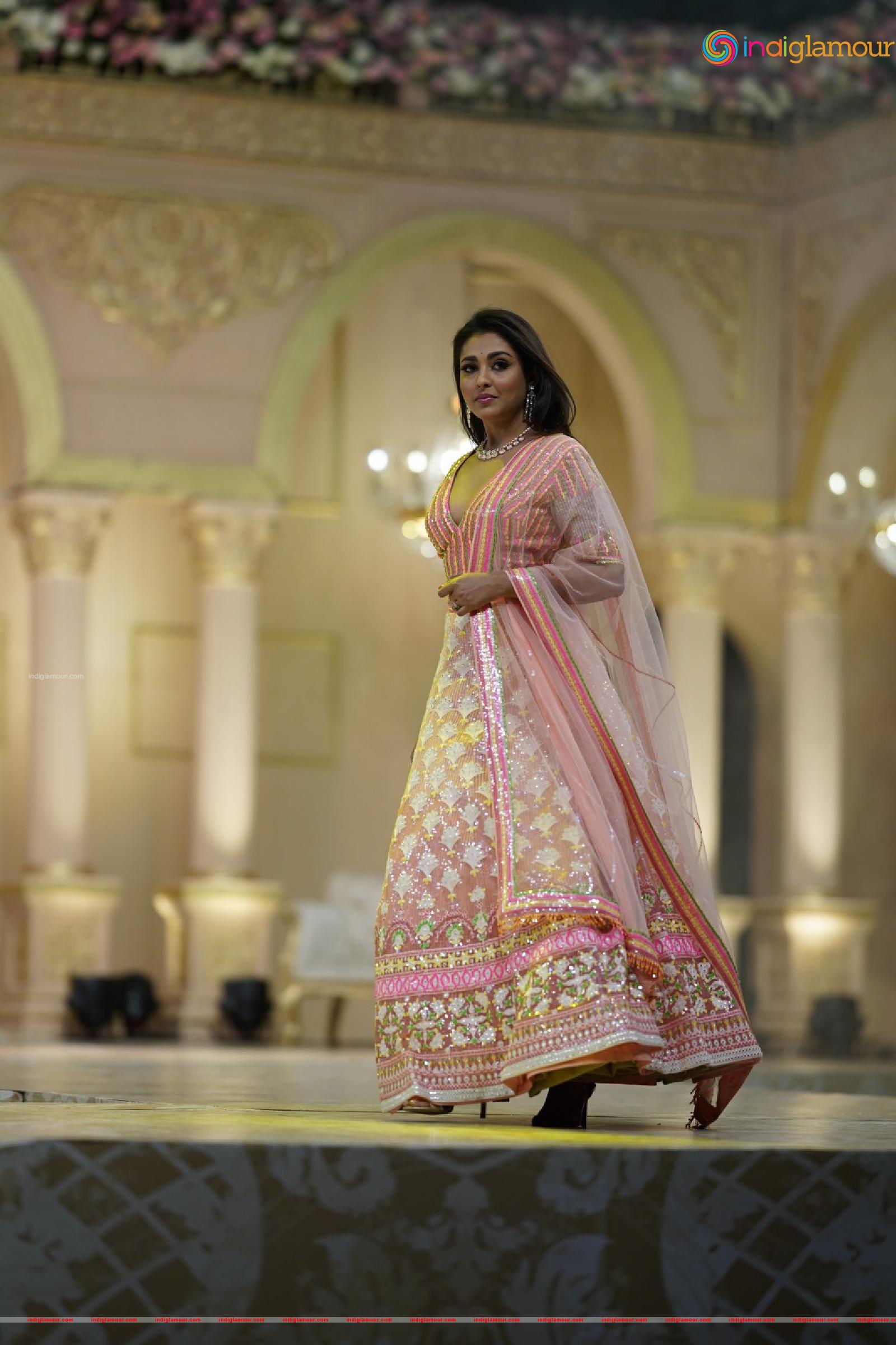 Madhu Shalini Actress hd photo