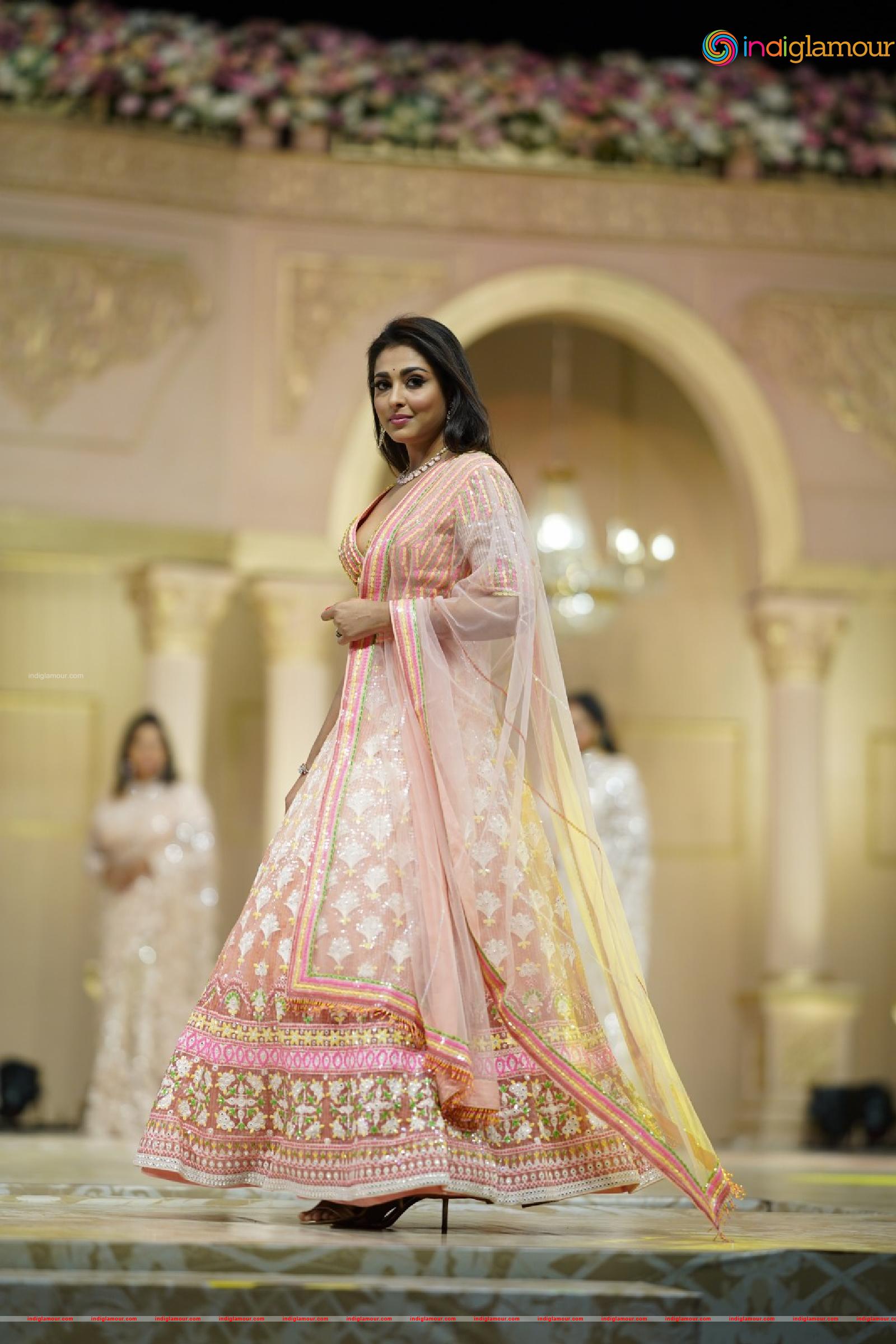 Madhu Shalini Actress hd photo
