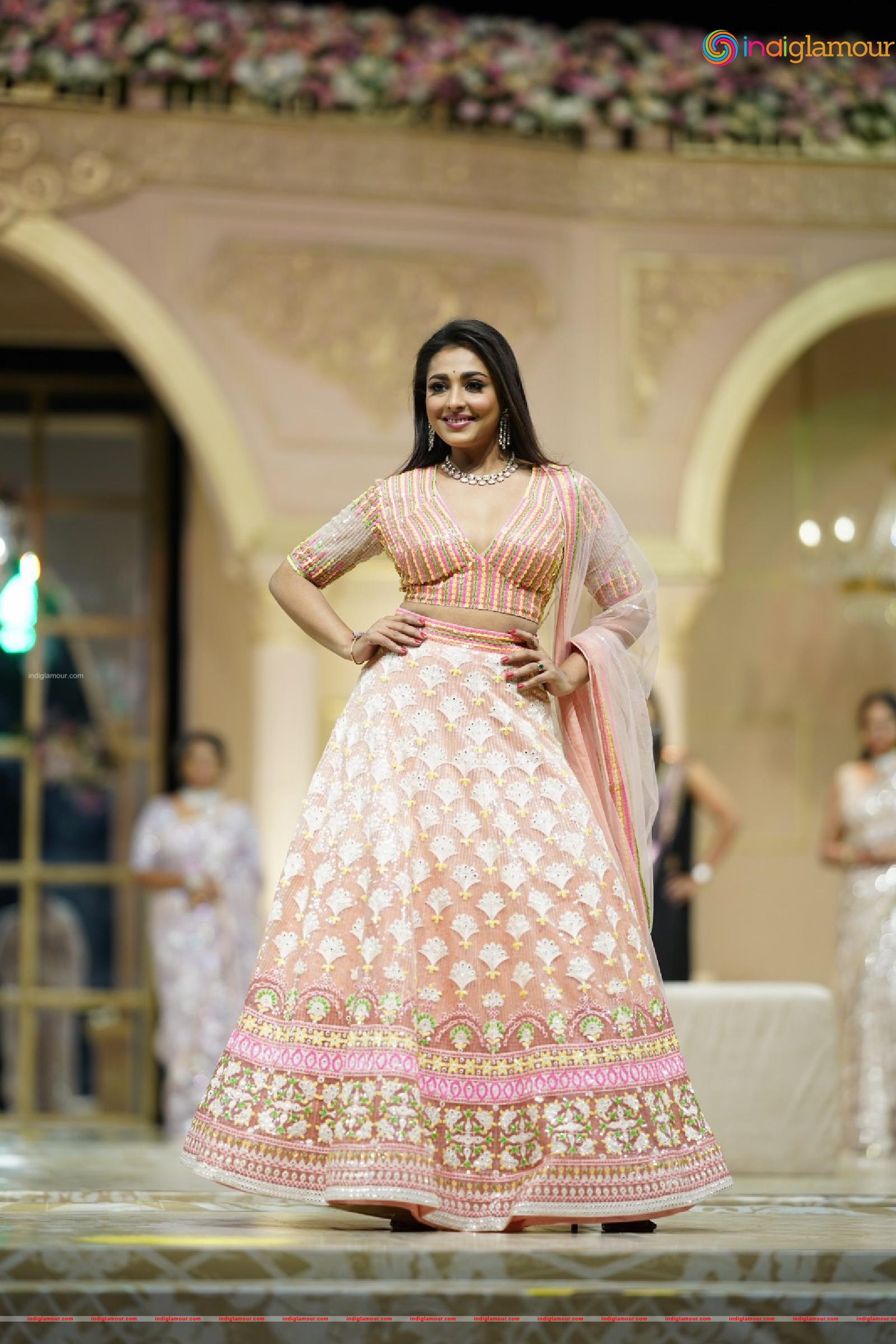 Madhu Shalini Actress hd photo