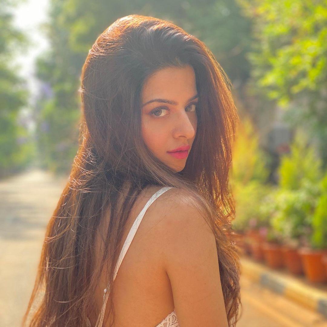 Vedhika Actress hd photo
