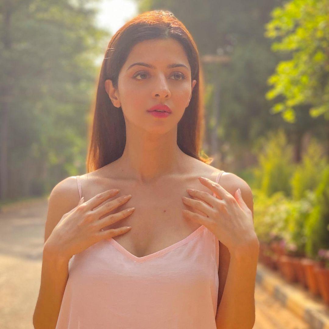 Vedhika Actress hd photo