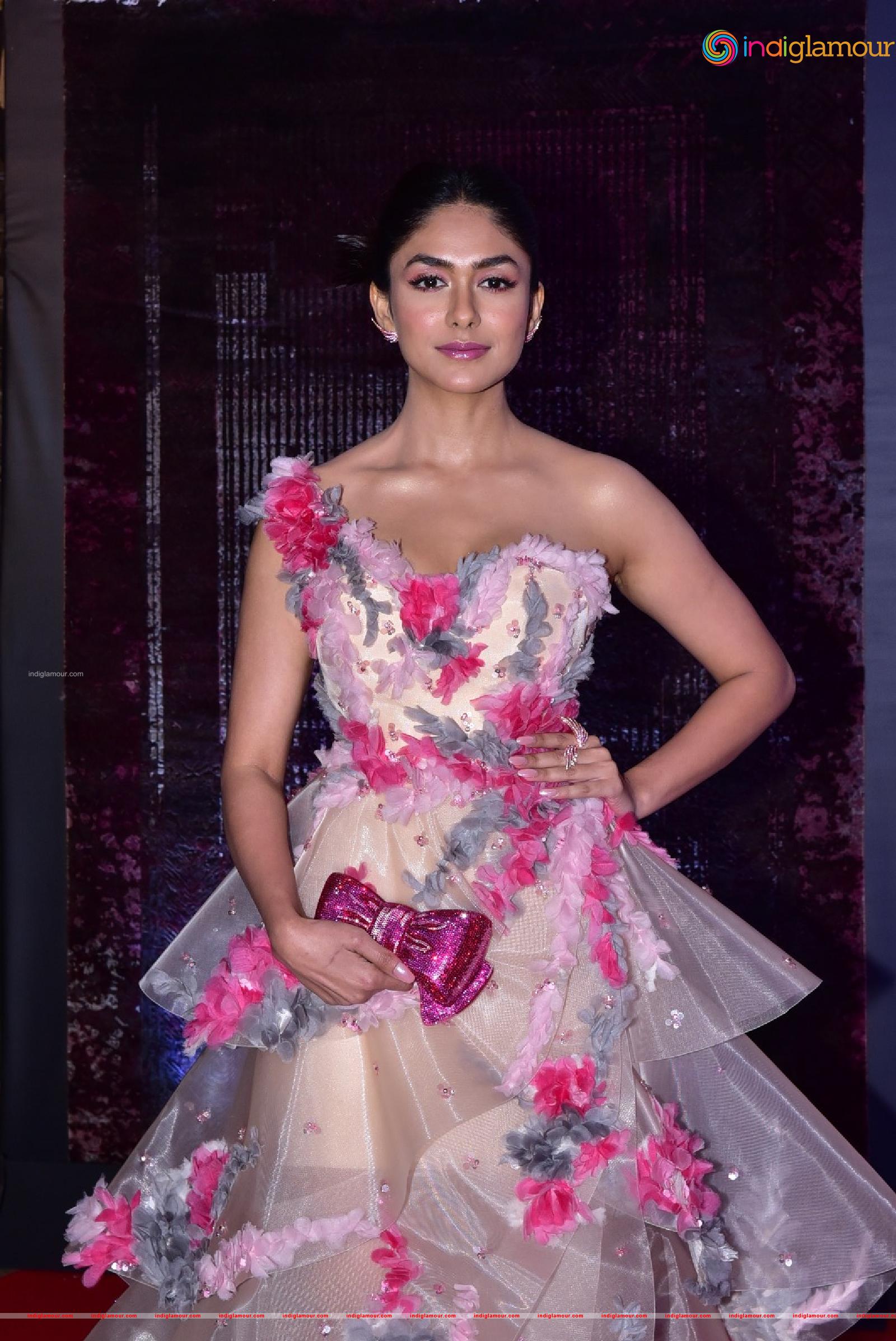 Mrunal Thakur Actress hd photo