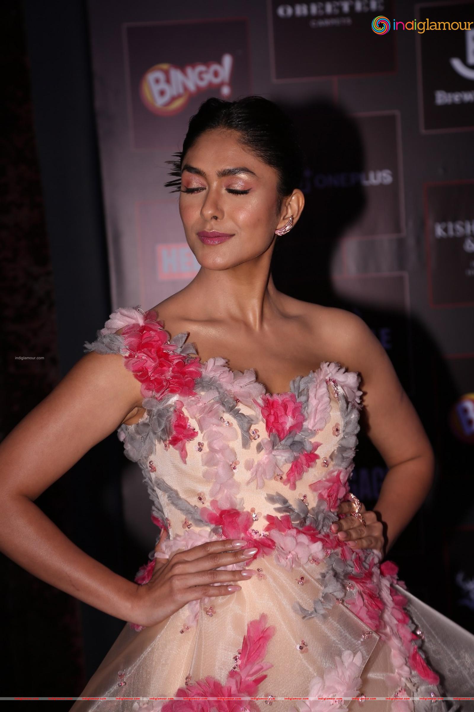 Mrunal Thakur Actress hd photo