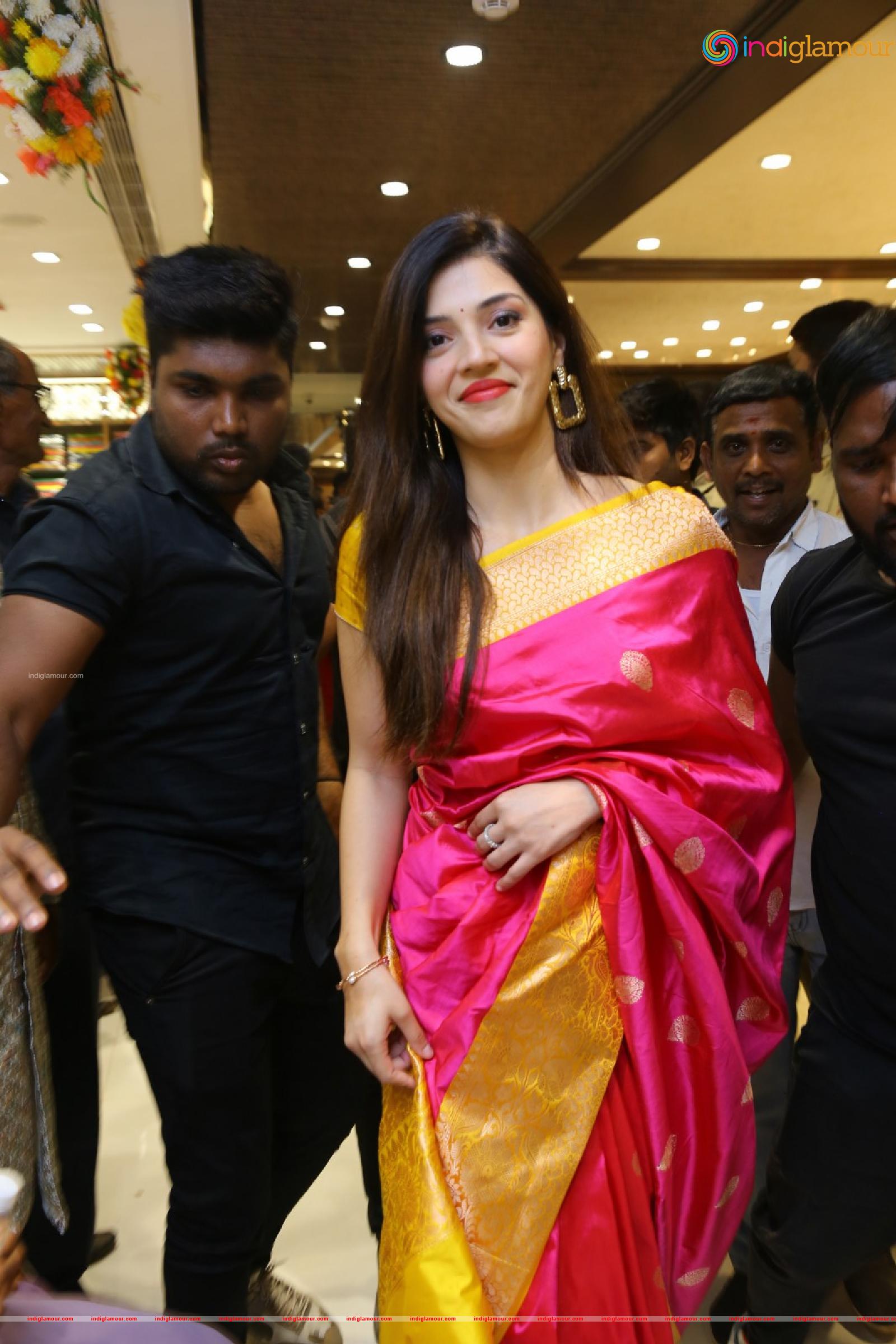 Mehreen Pirzada Actress hd photo