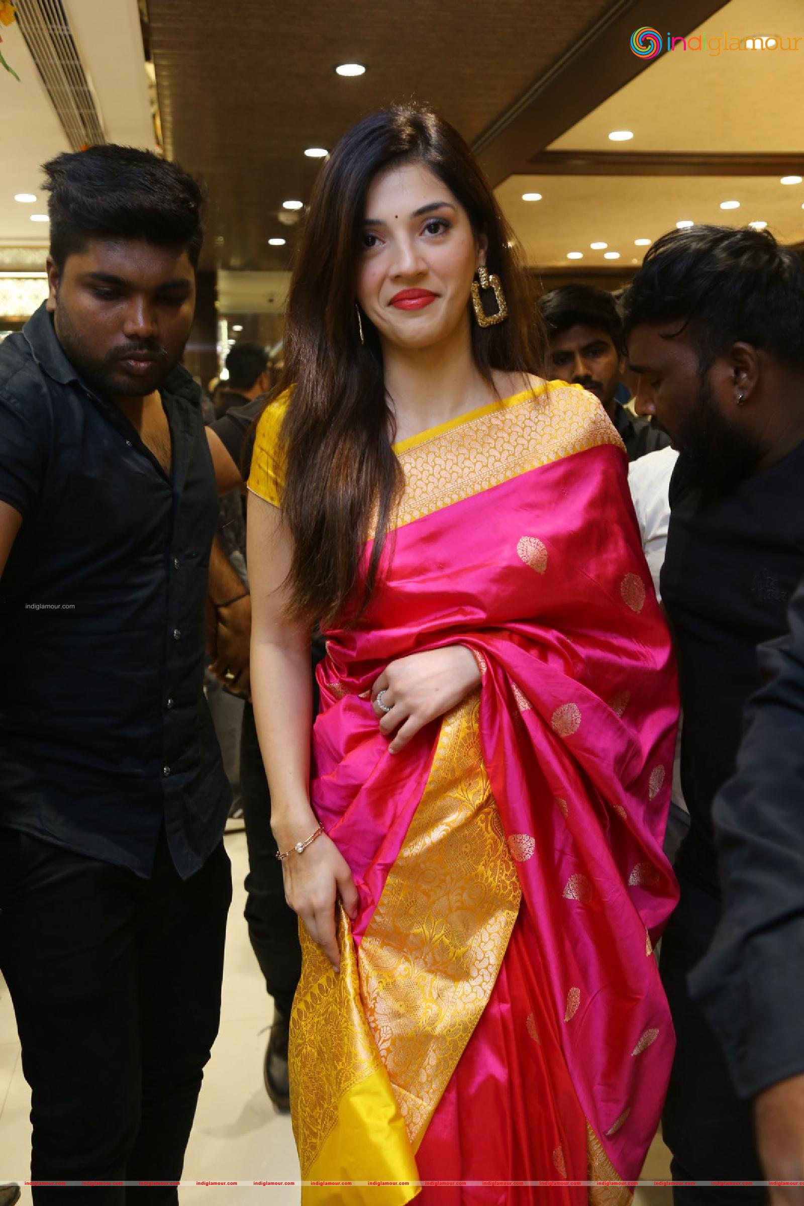 Mehreen Pirzada Actress hd photo