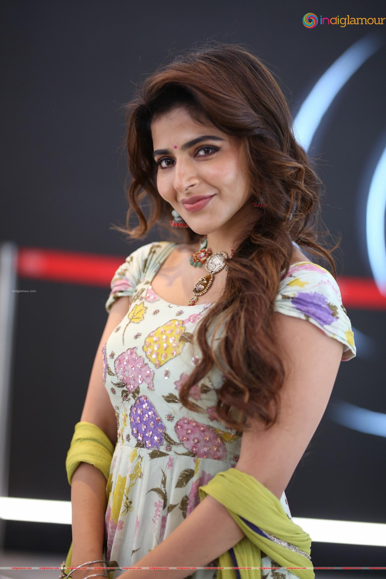 Iswarya Menon Actress hd photo