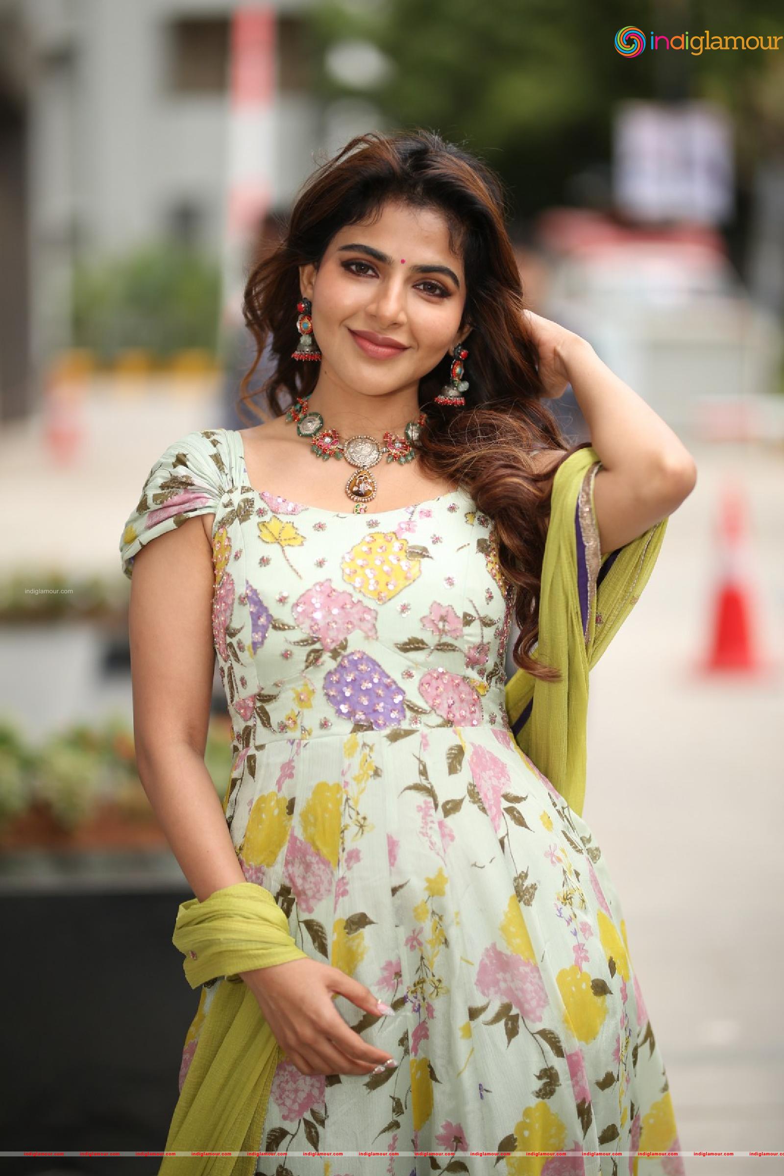 Iswarya Menon Actress hd photo