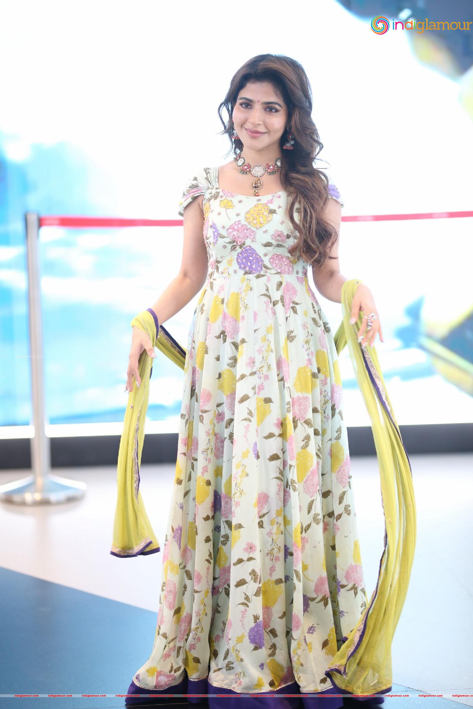 Iswarya Menon Actress hd photo