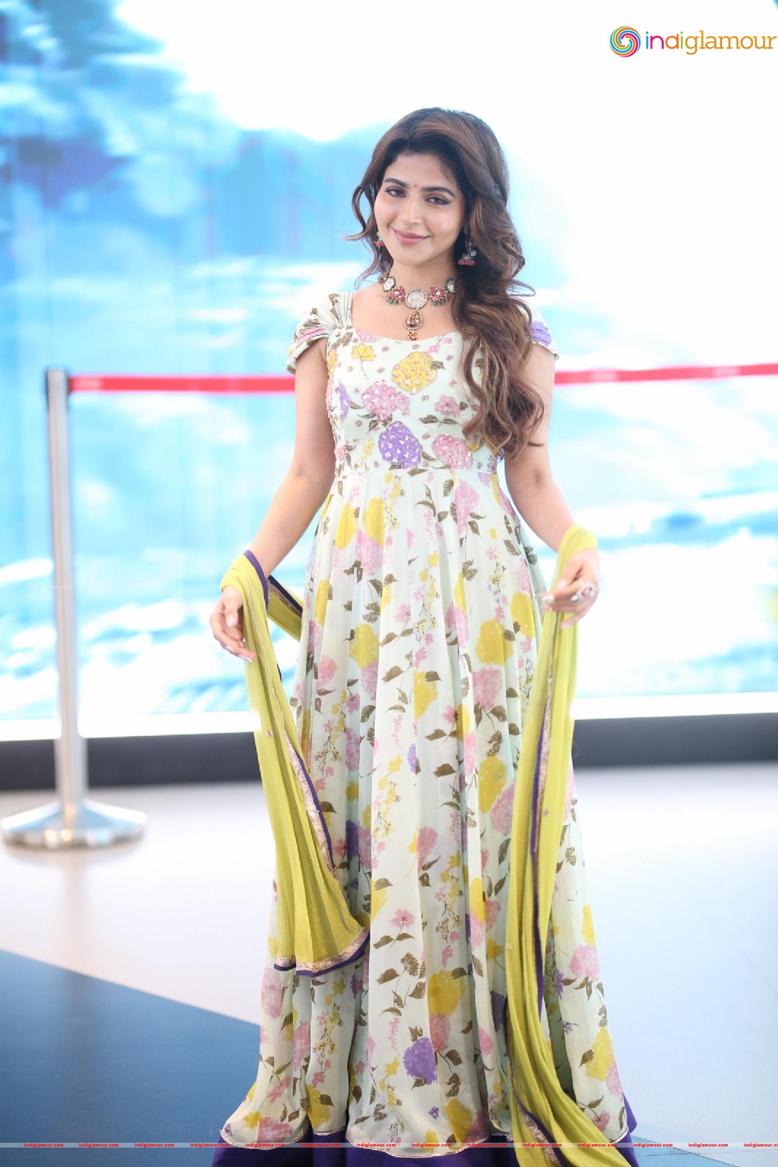 Iswarya Menon Actress hd photo