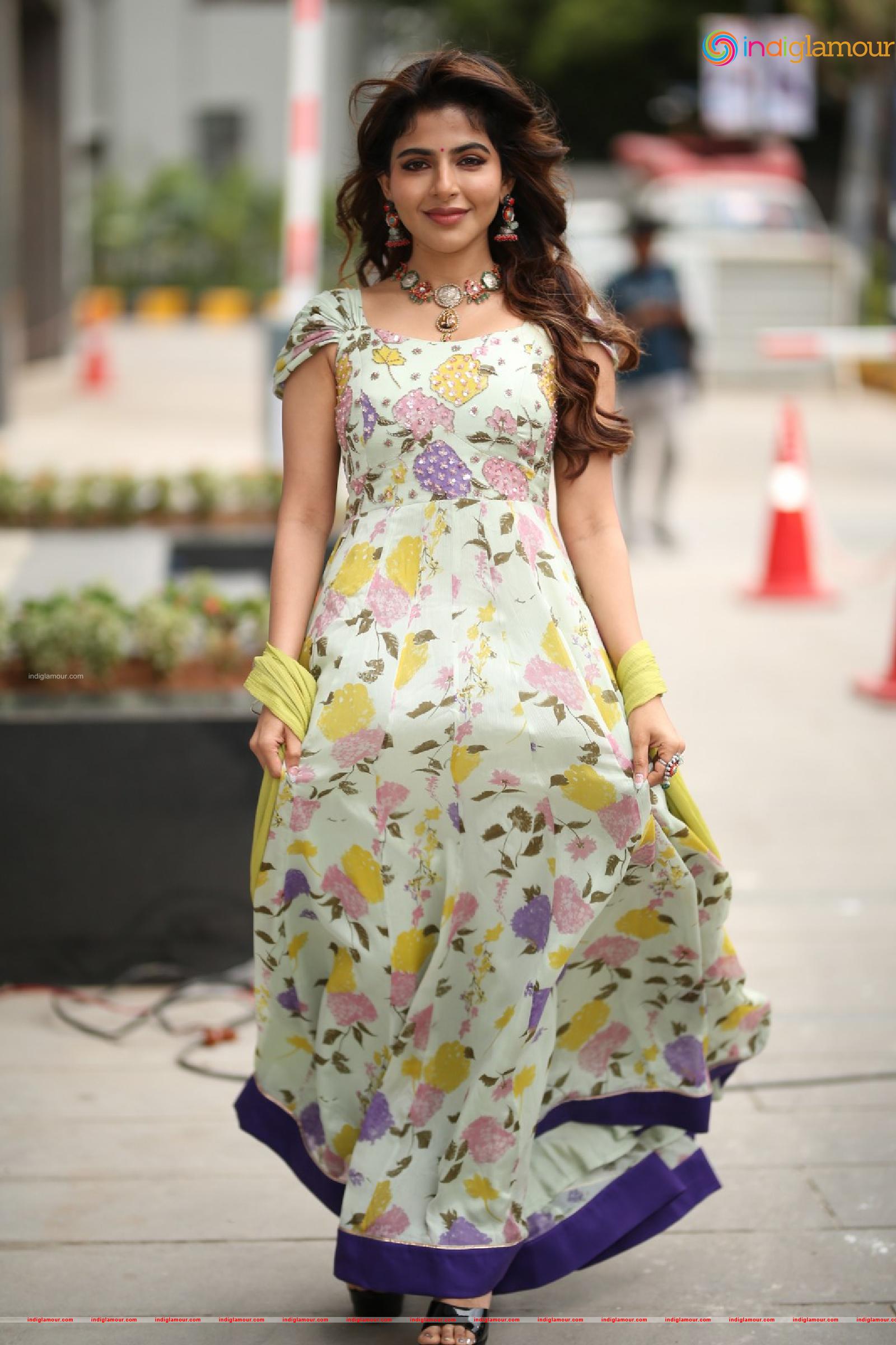 Iswarya Menon Actress hd photo
