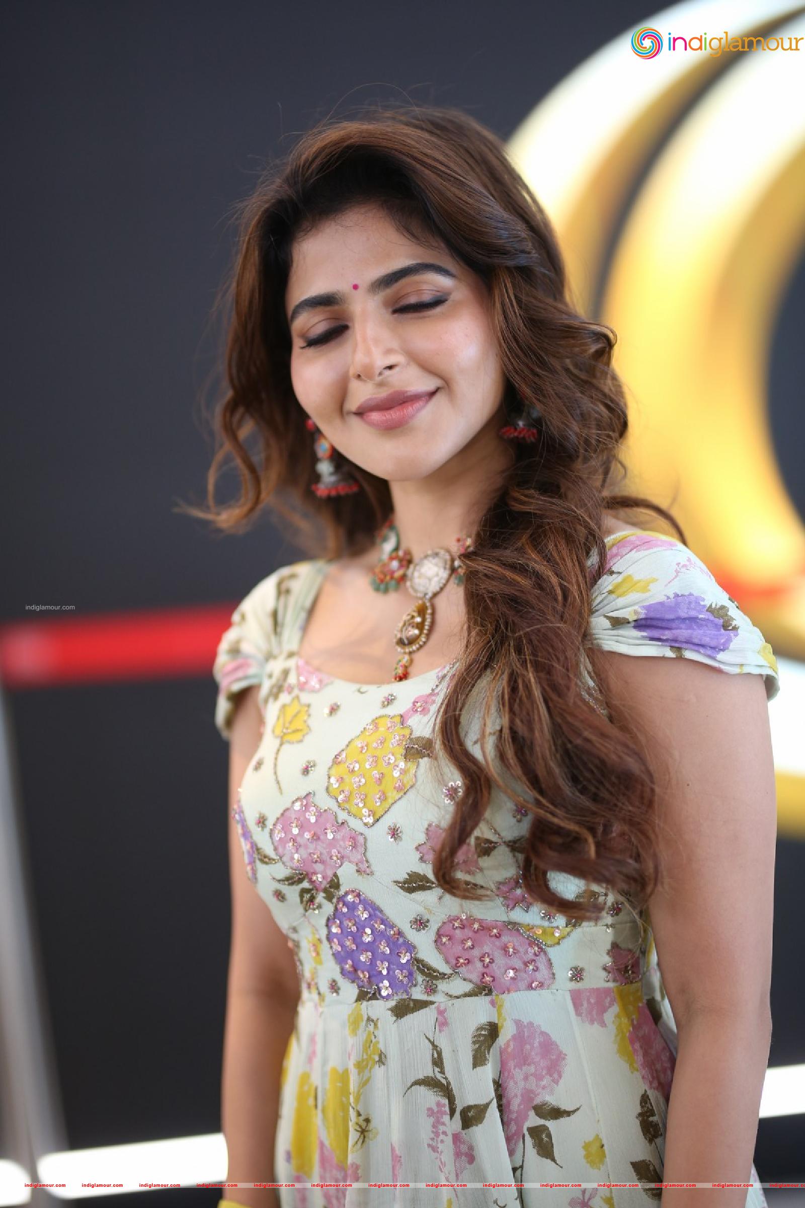 Iswarya Menon Actress hd photo