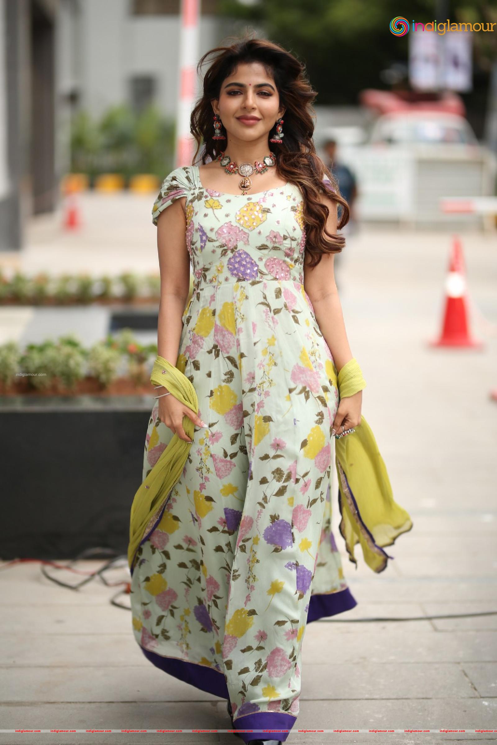Iswarya Menon Actress hd photo