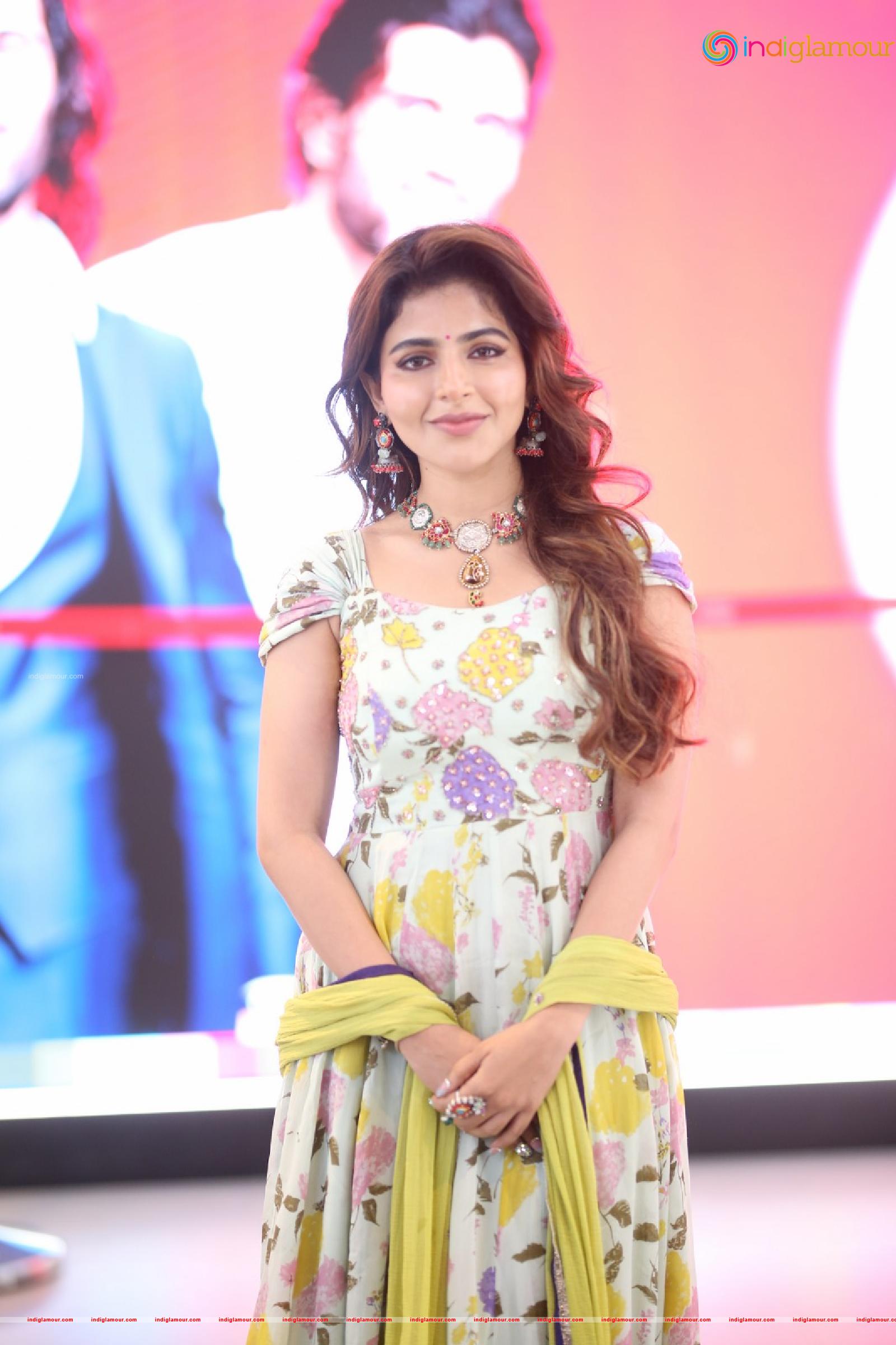Iswarya Menon Actress hd photo