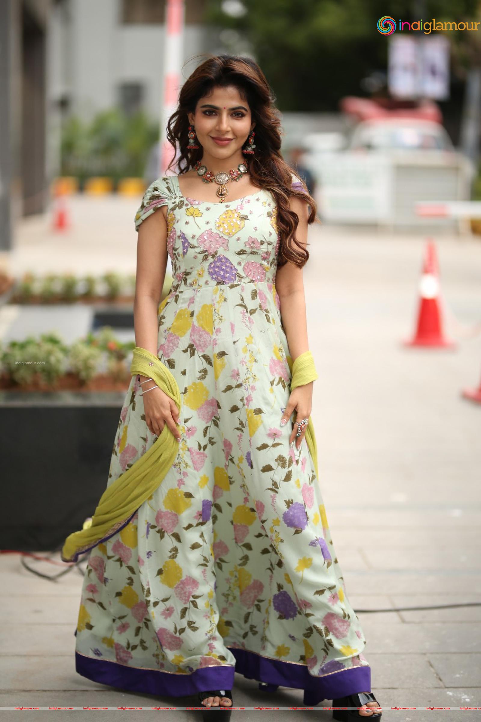 Iswarya Menon Actress hd photo