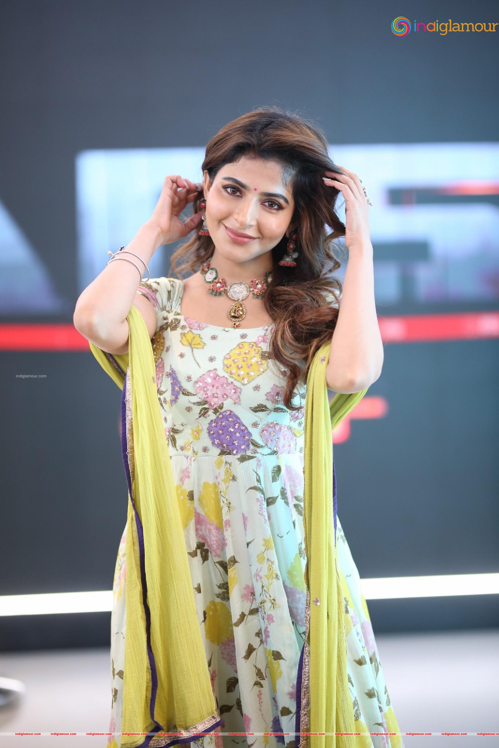 Iswarya Menon Actress hd photo