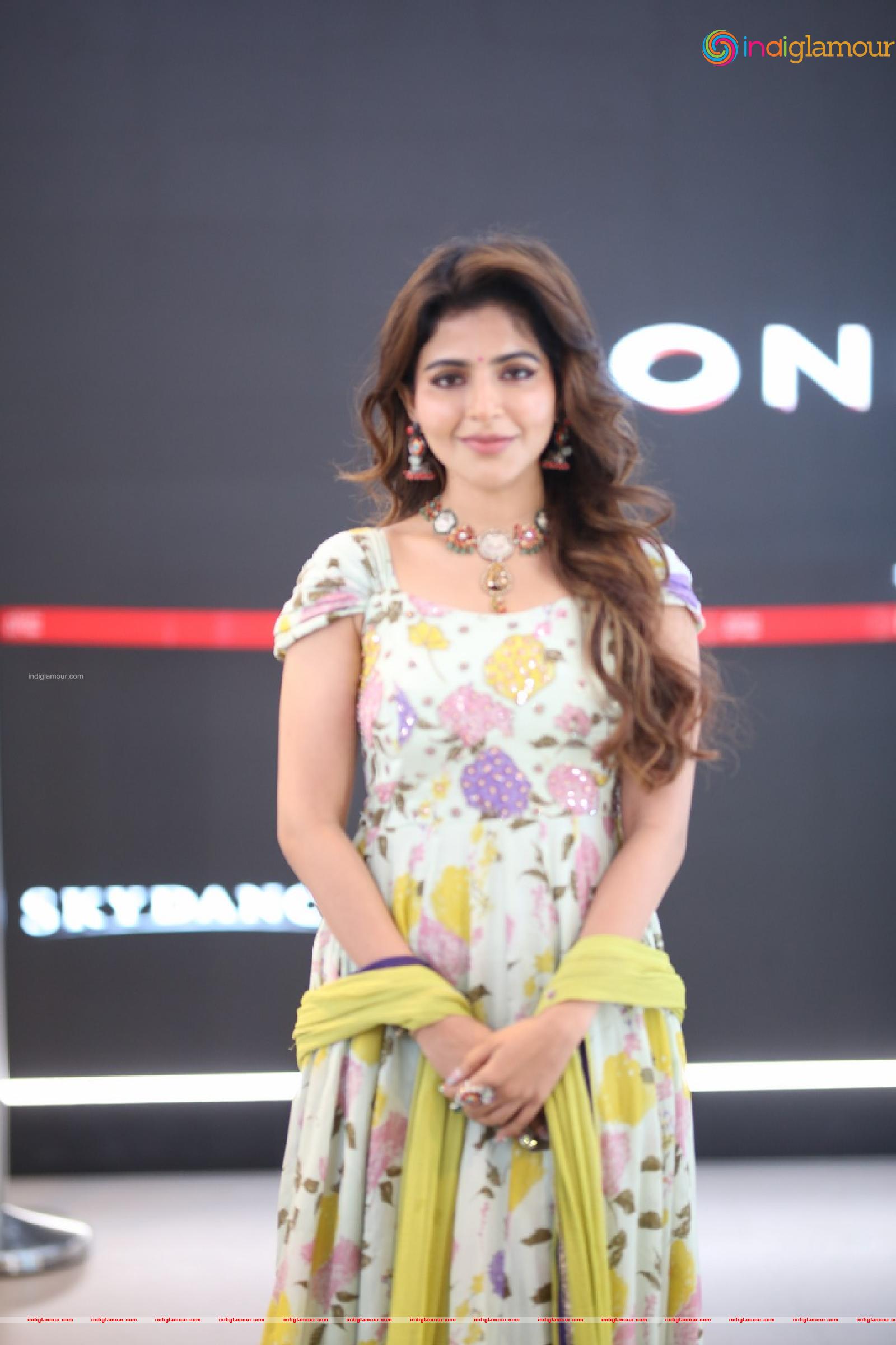 Iswarya Menon Actress hd photo