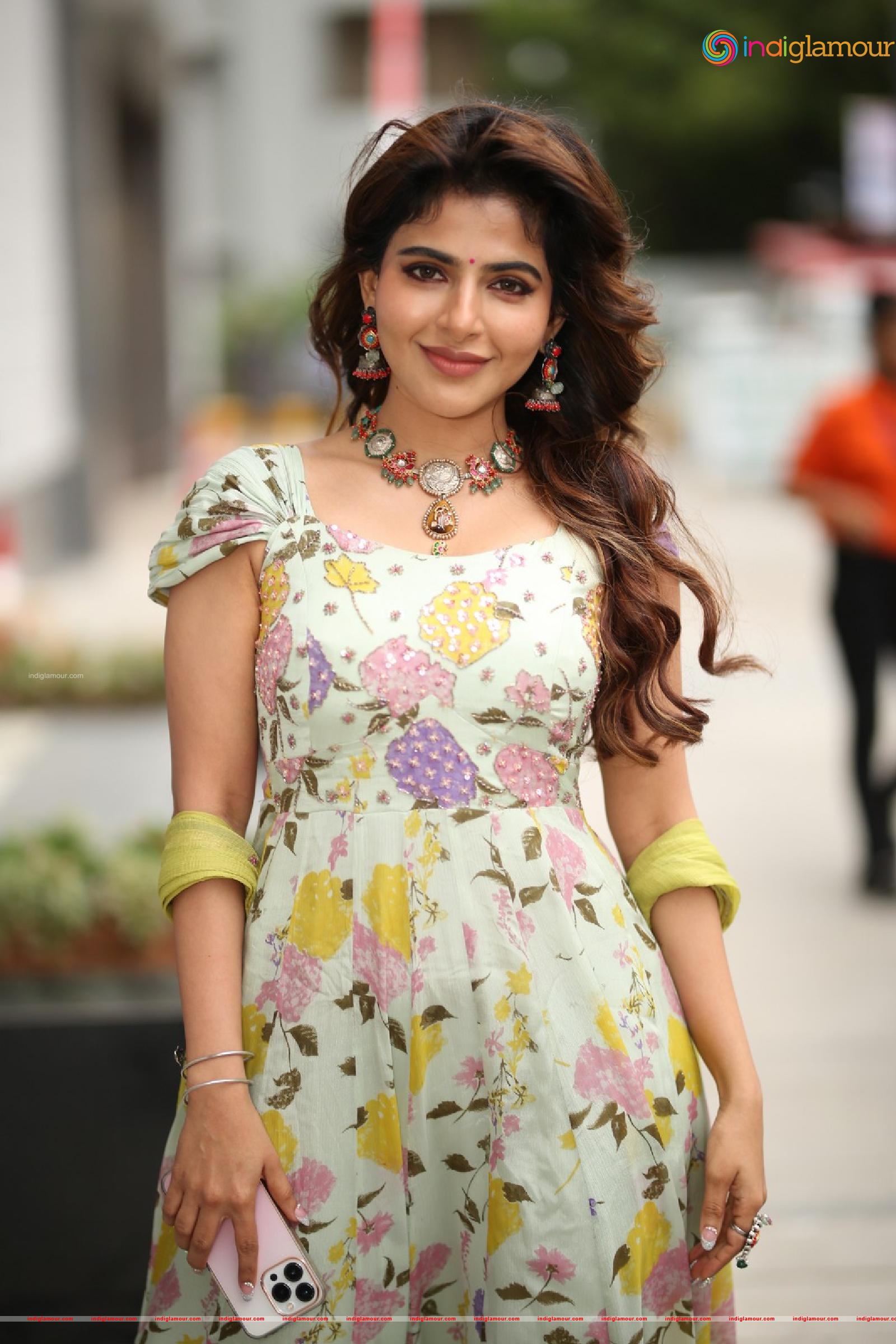 Iswarya Menon Actress hd photo