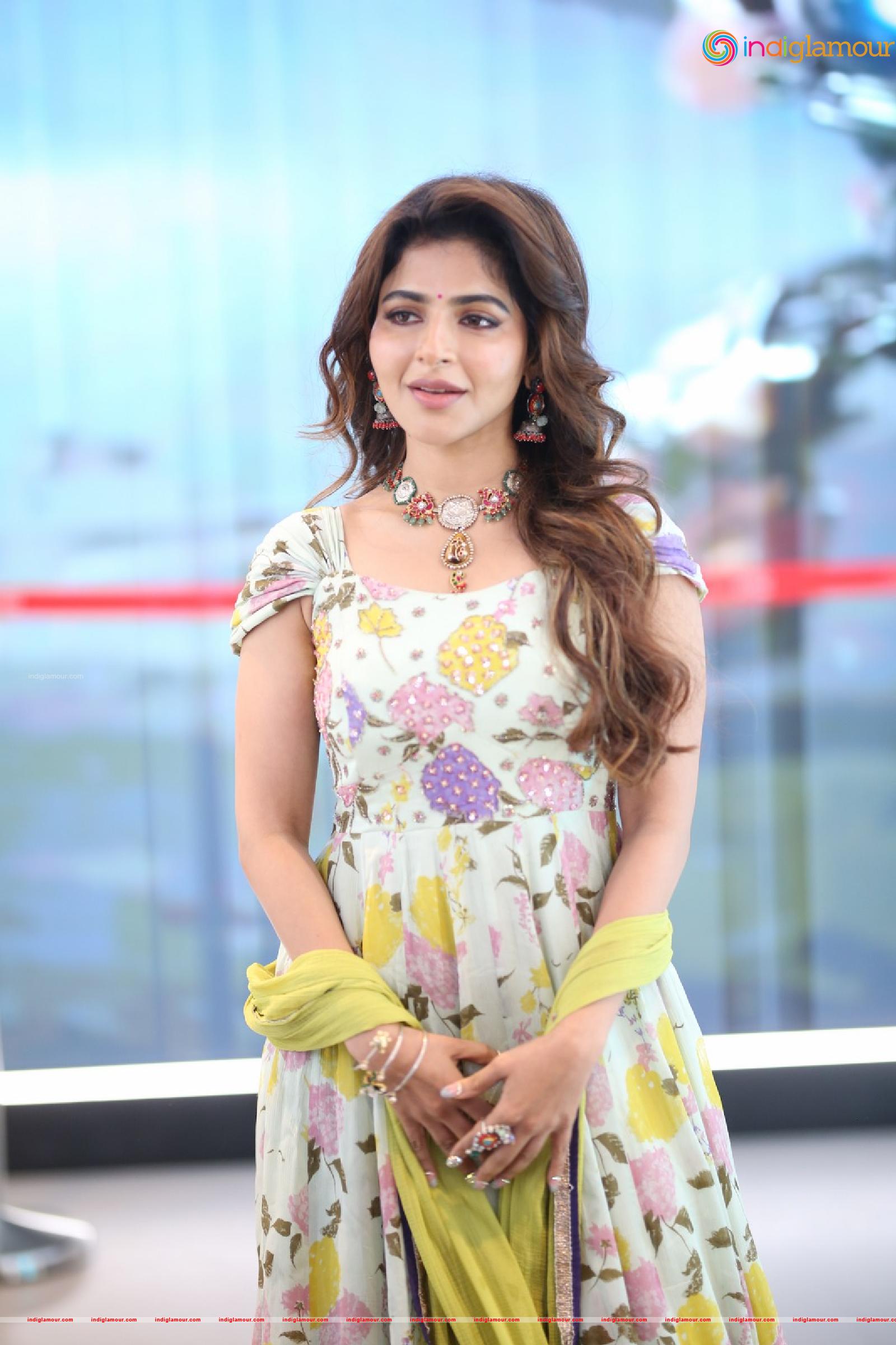 Iswarya Menon Actress hd photo