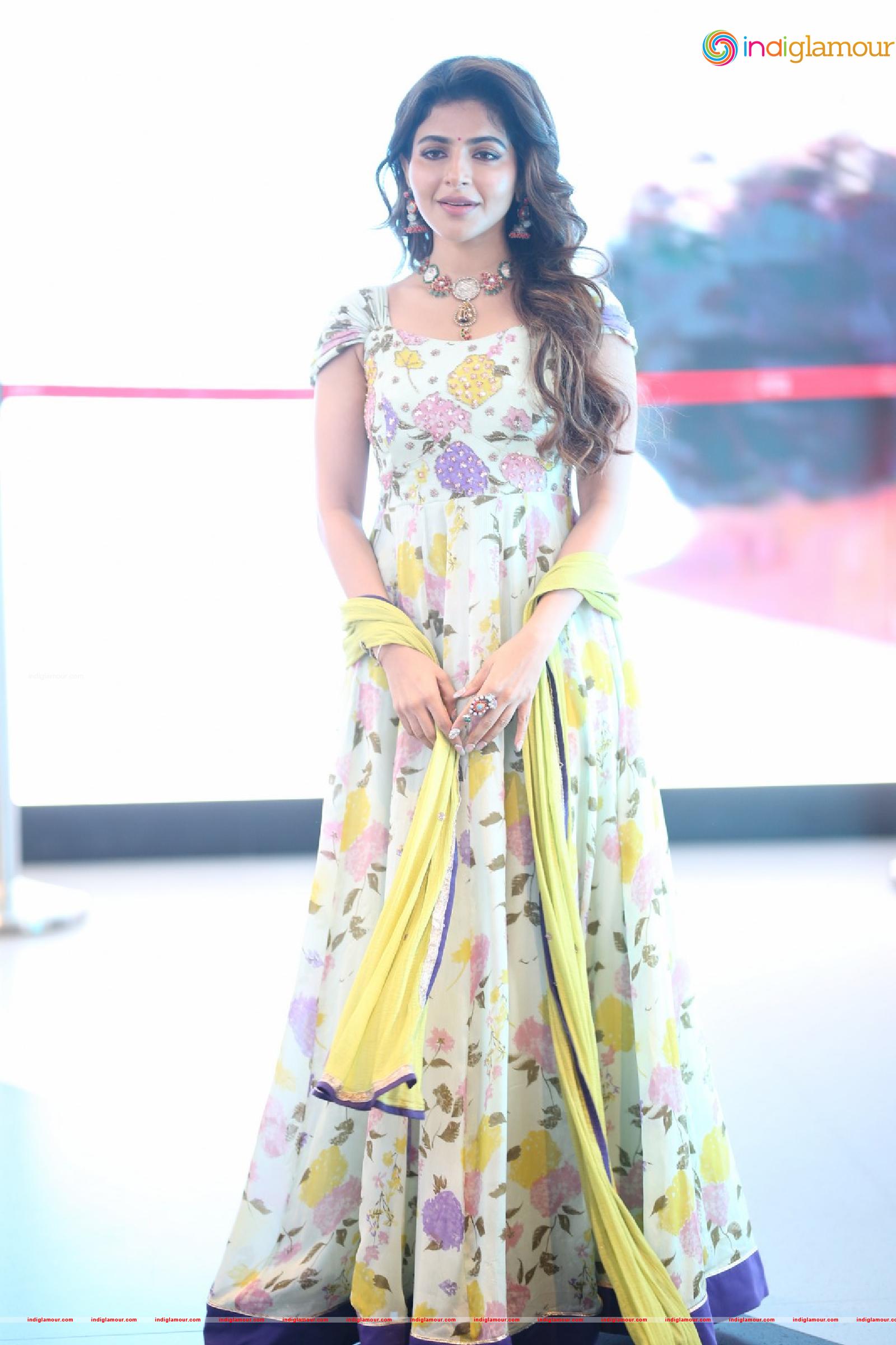 Iswarya Menon Actress hd photo