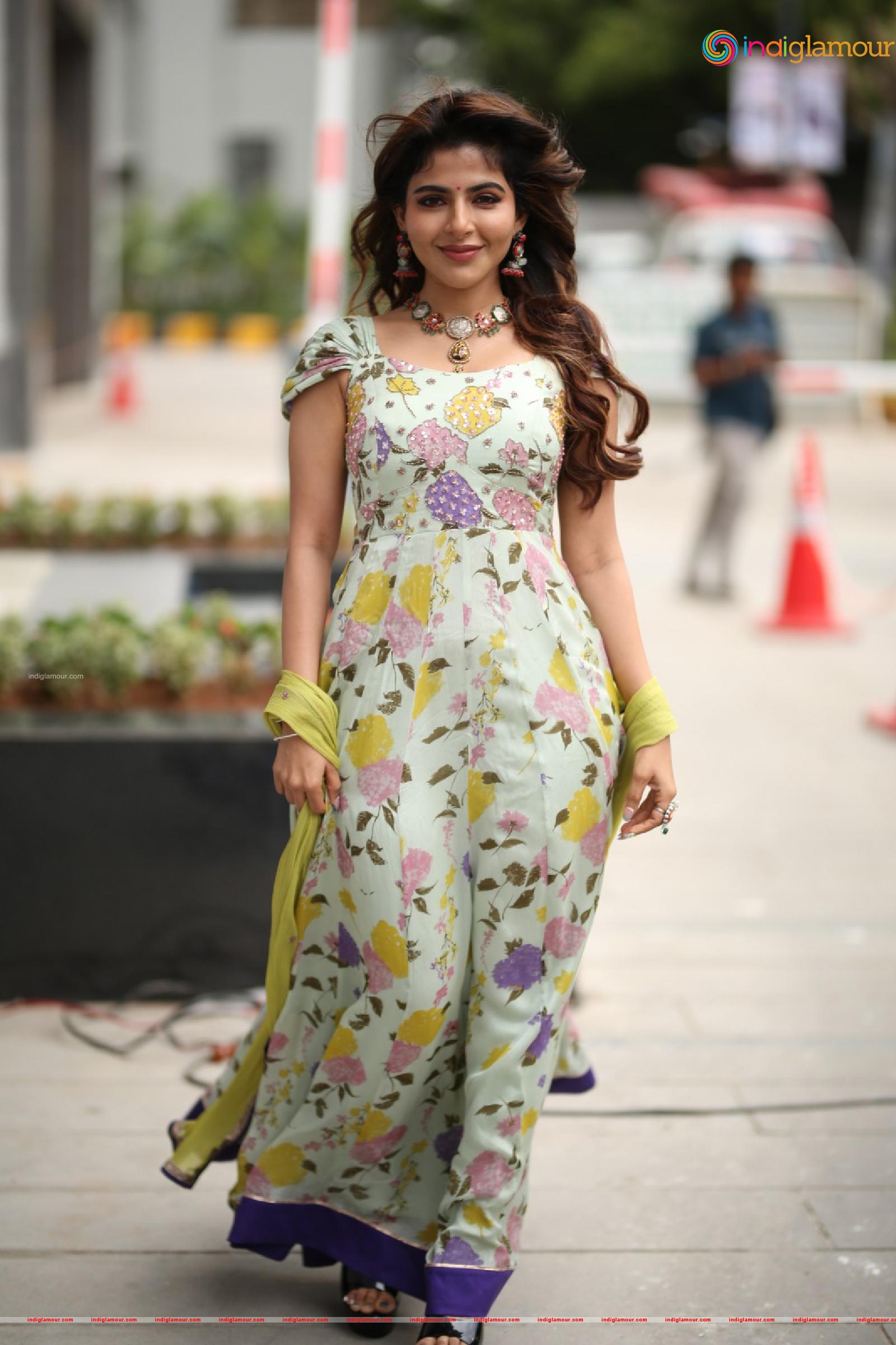 Iswarya Menon Actress hd photo