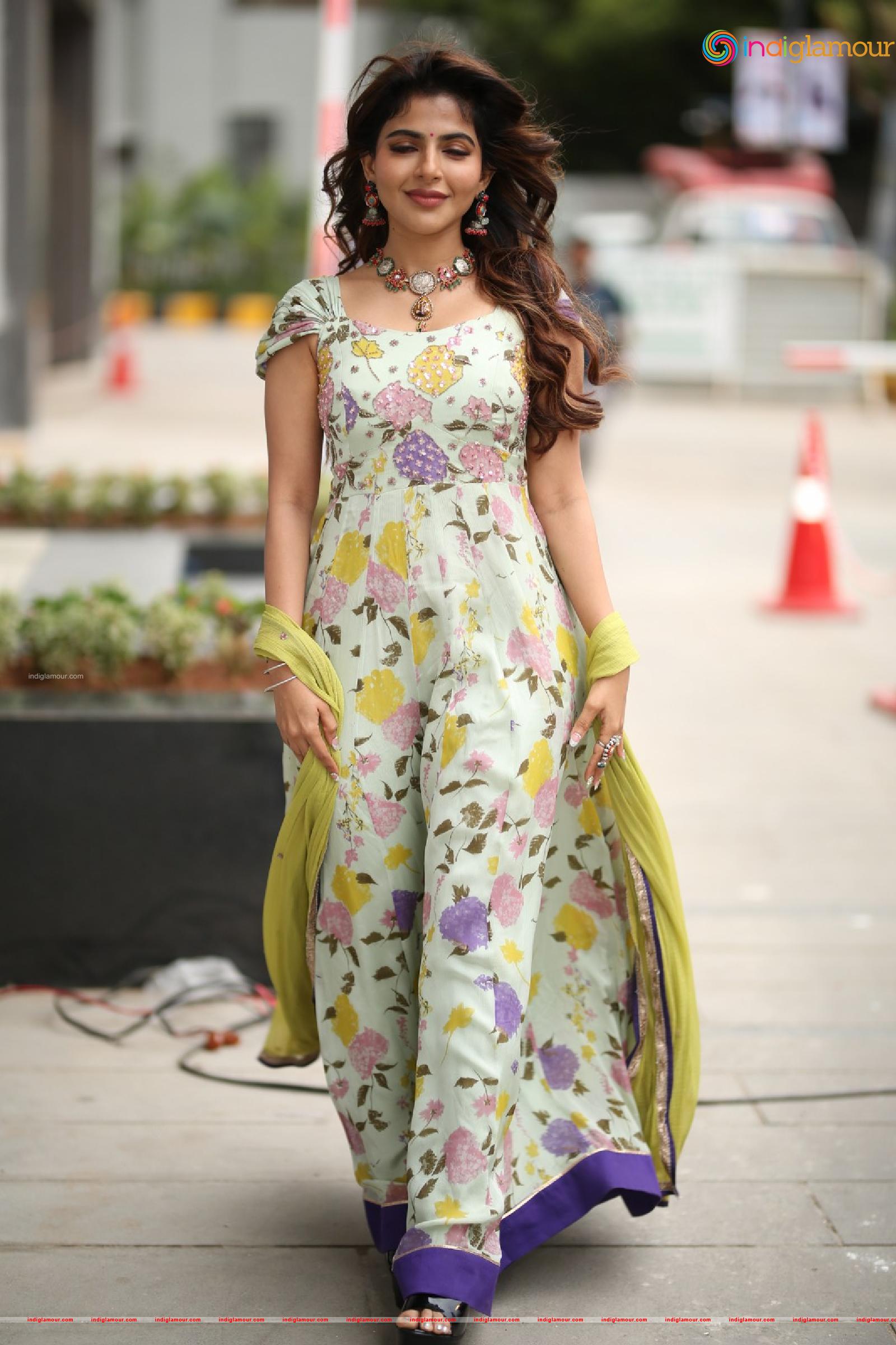 Iswarya Menon Actress hd photo