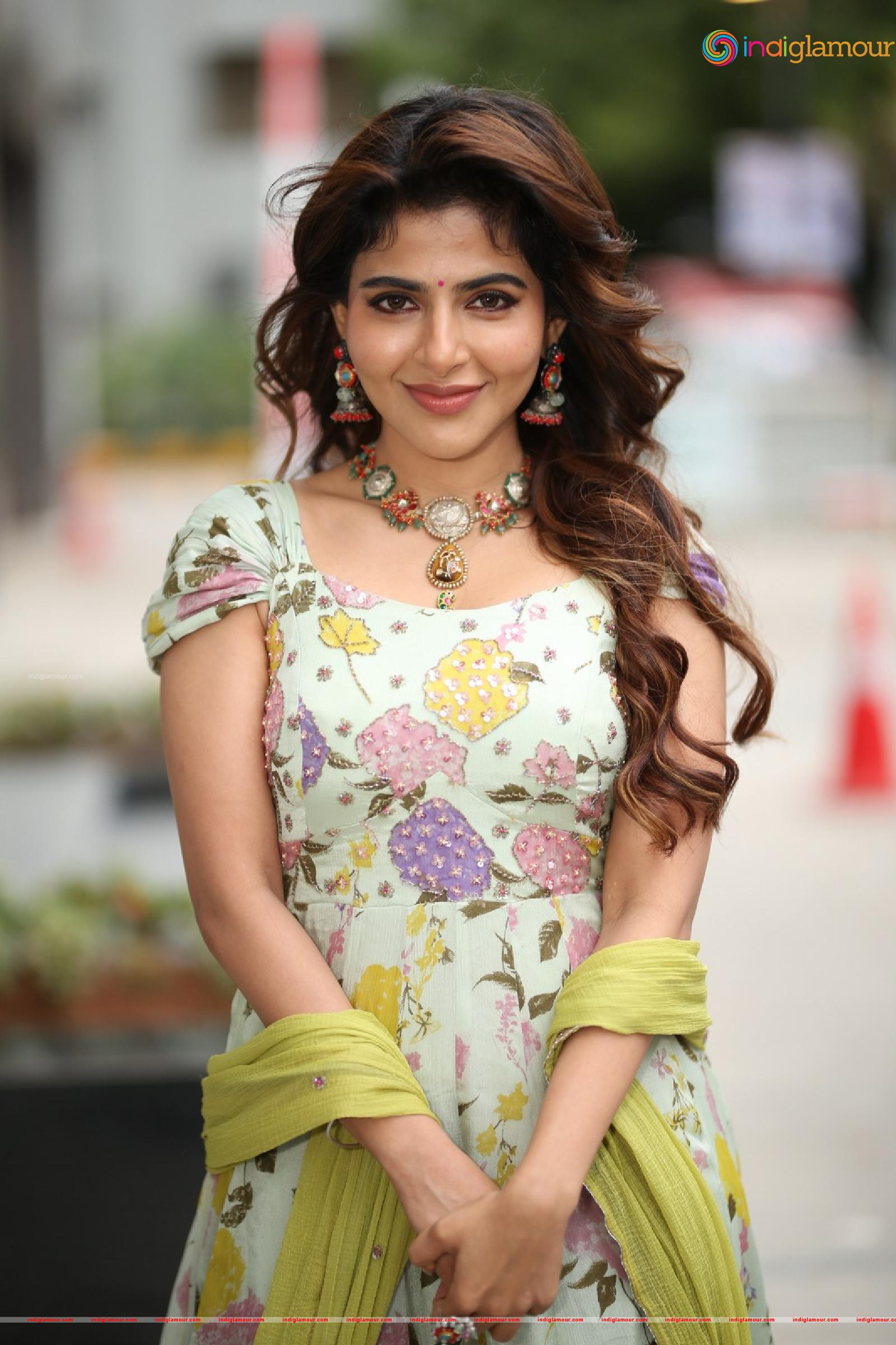 Iswarya Menon Actress hd photo