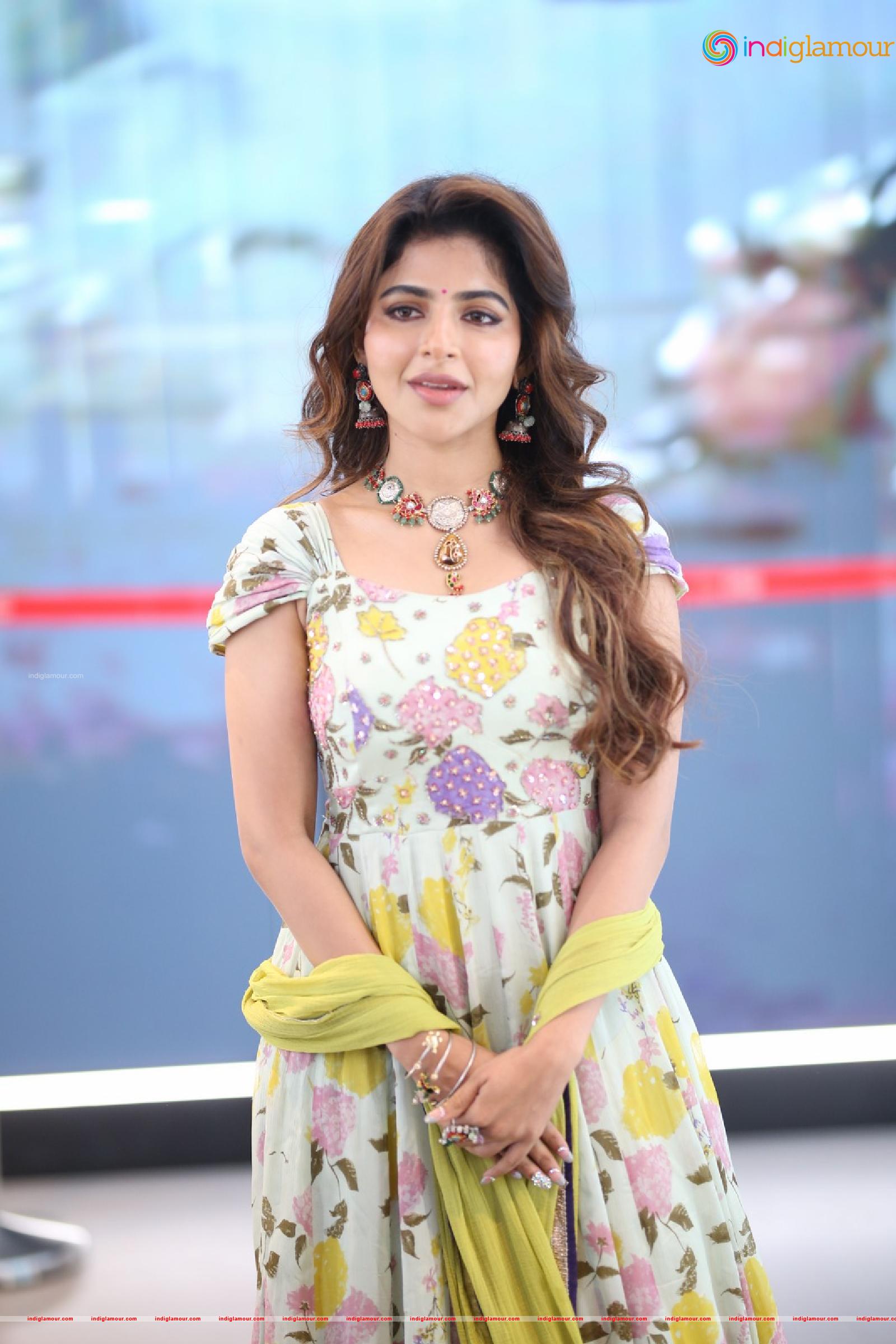 Iswarya Menon Actress hd photo