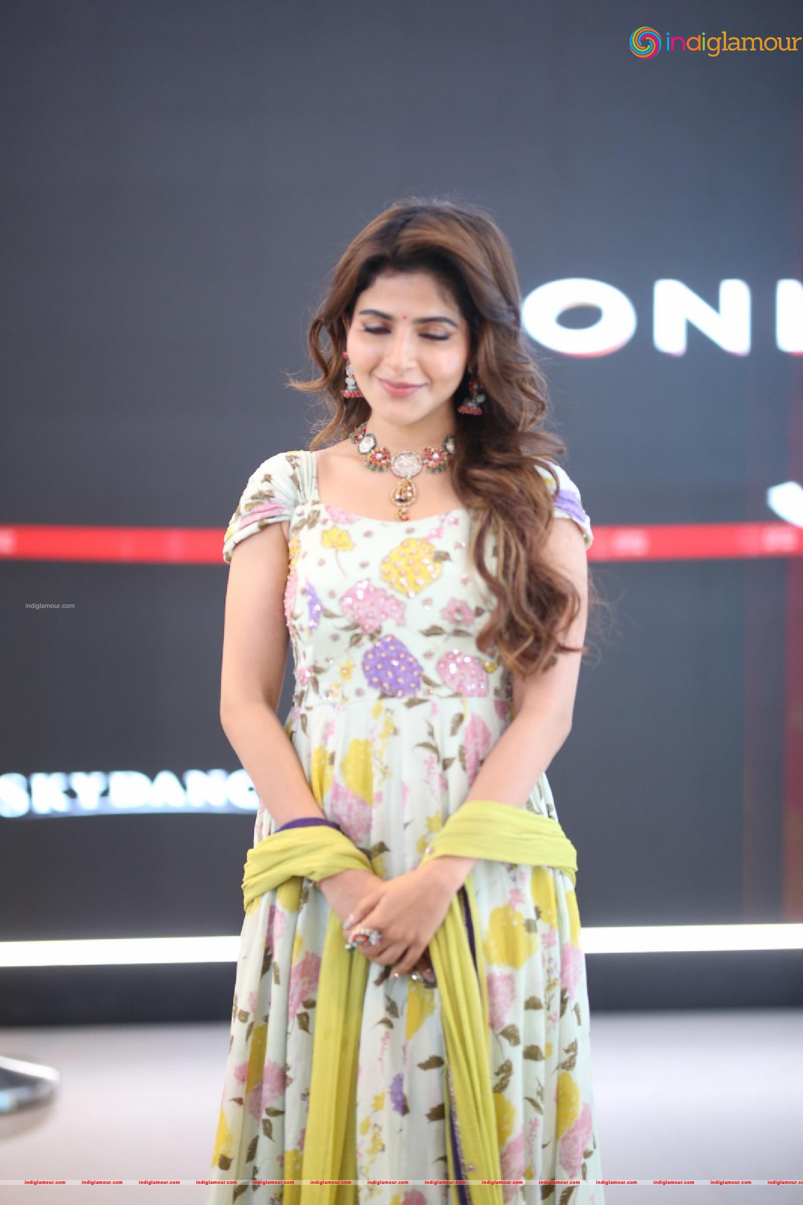 Iswarya Menon Actress hd photo