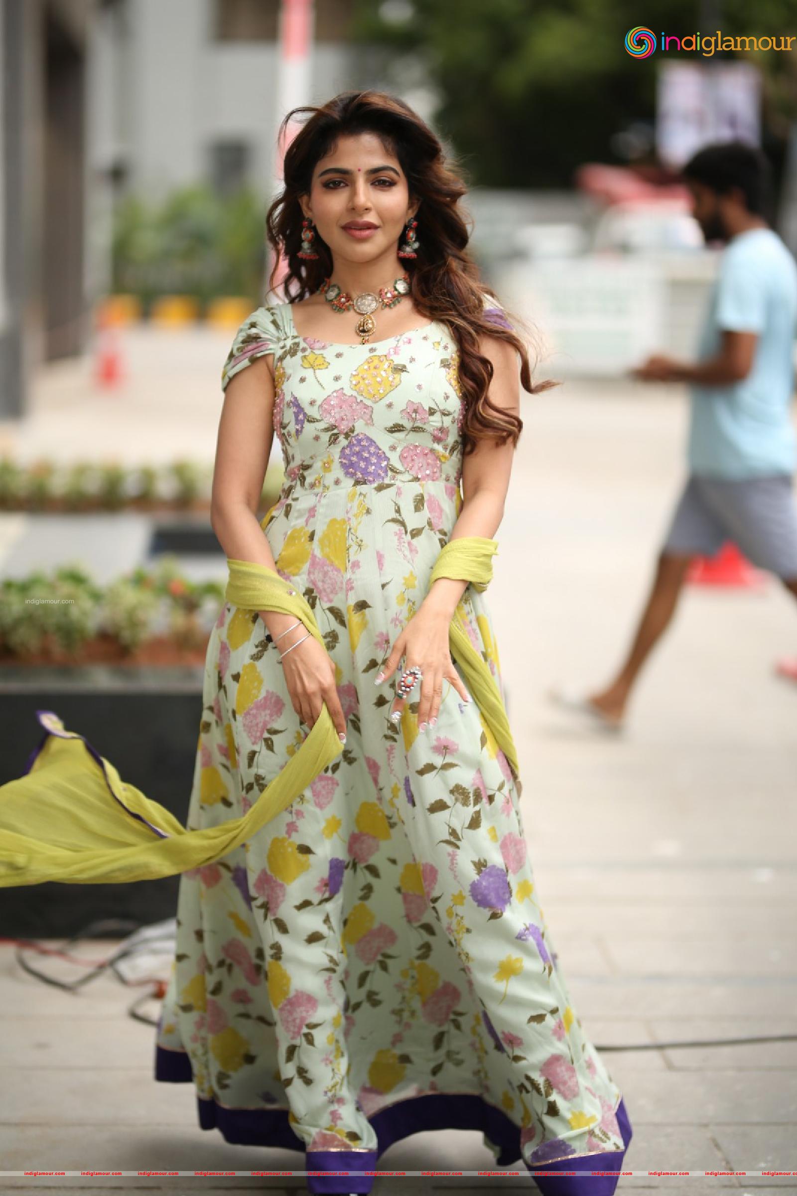 Iswarya Menon Actress hd photo