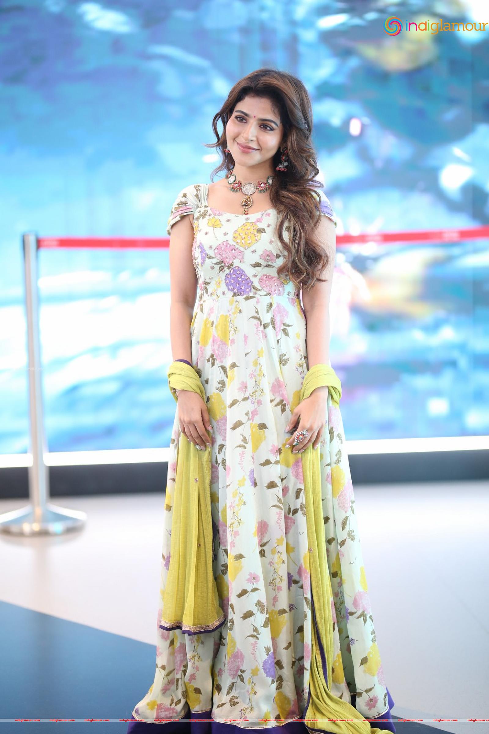 Iswarya Menon Actress hd photo
