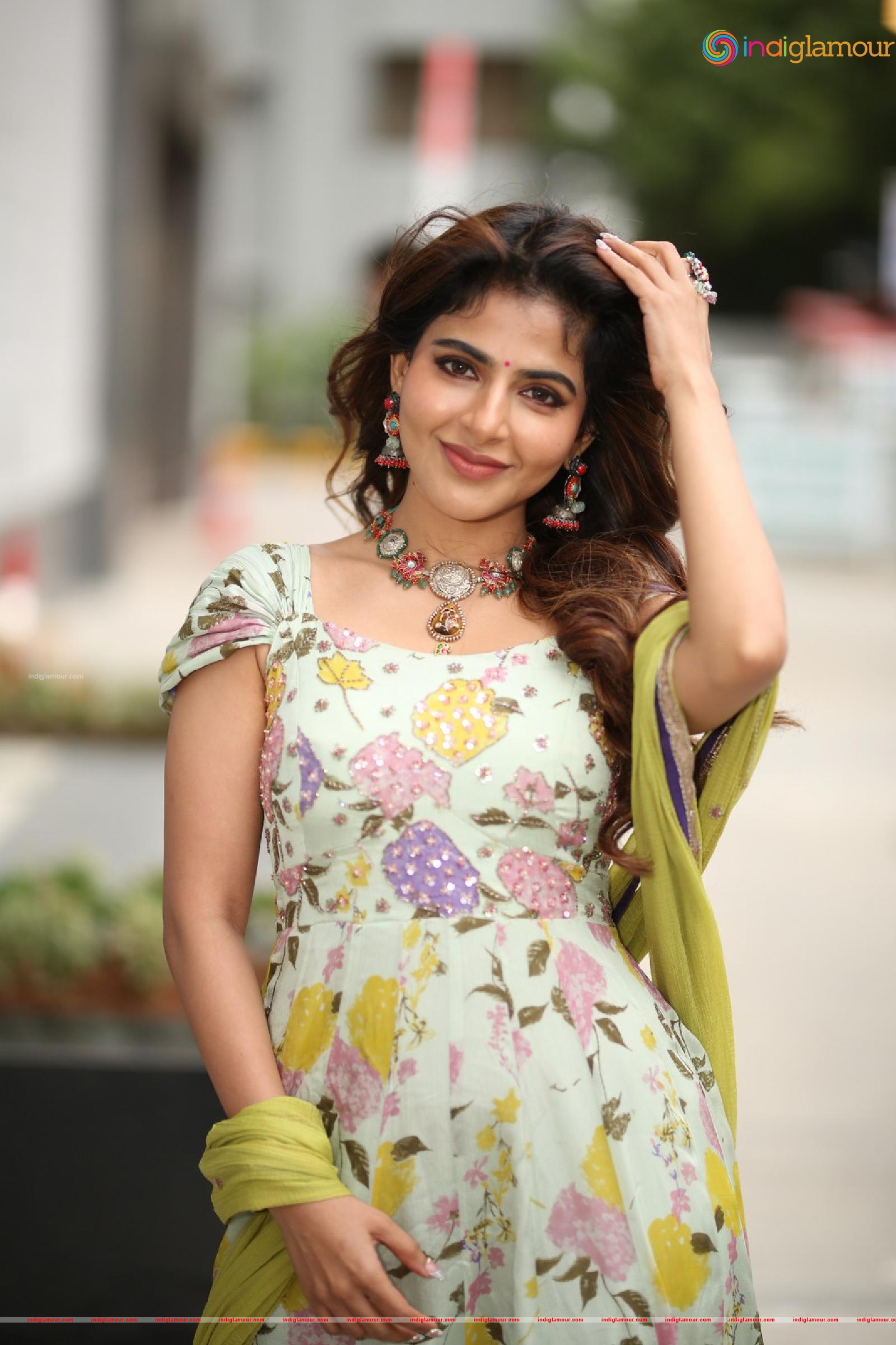 Iswarya Menon Actress hd photo