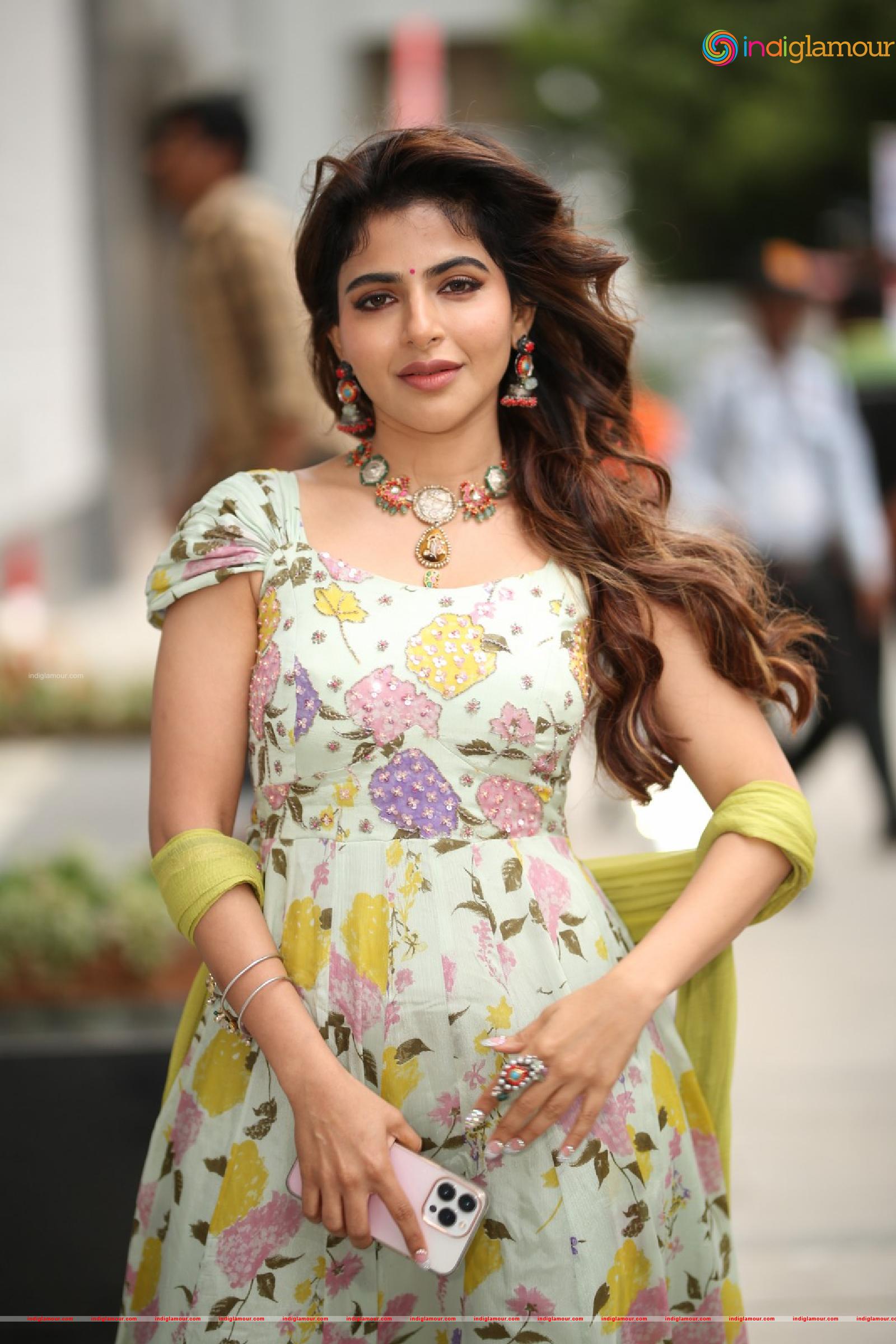 Iswarya Menon Actress hd photo
