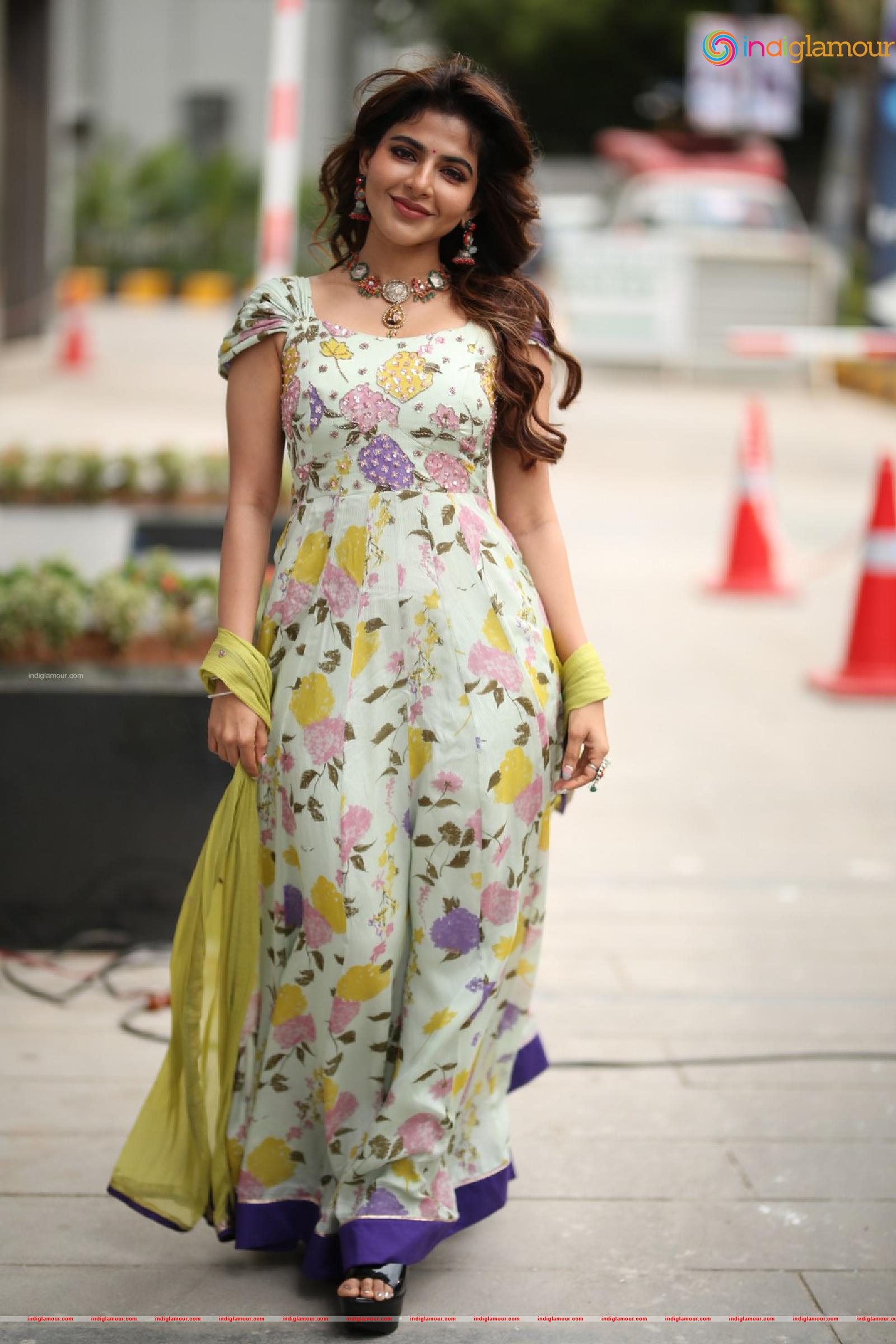 Iswarya Menon Actress hd photo
