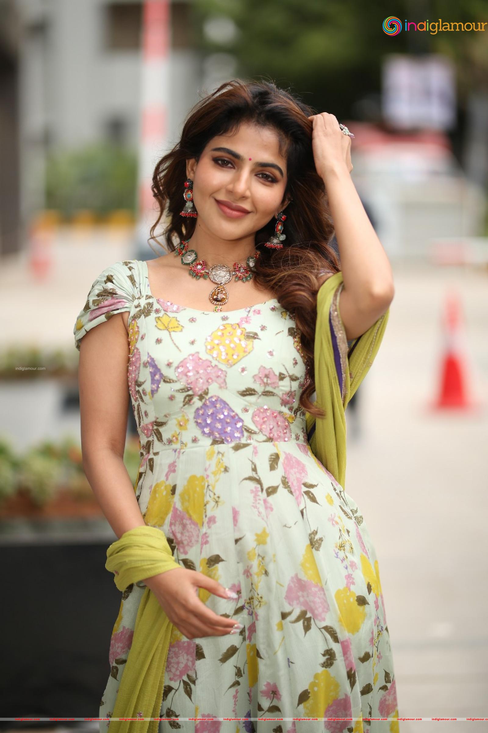 Iswarya Menon Actress hd photo