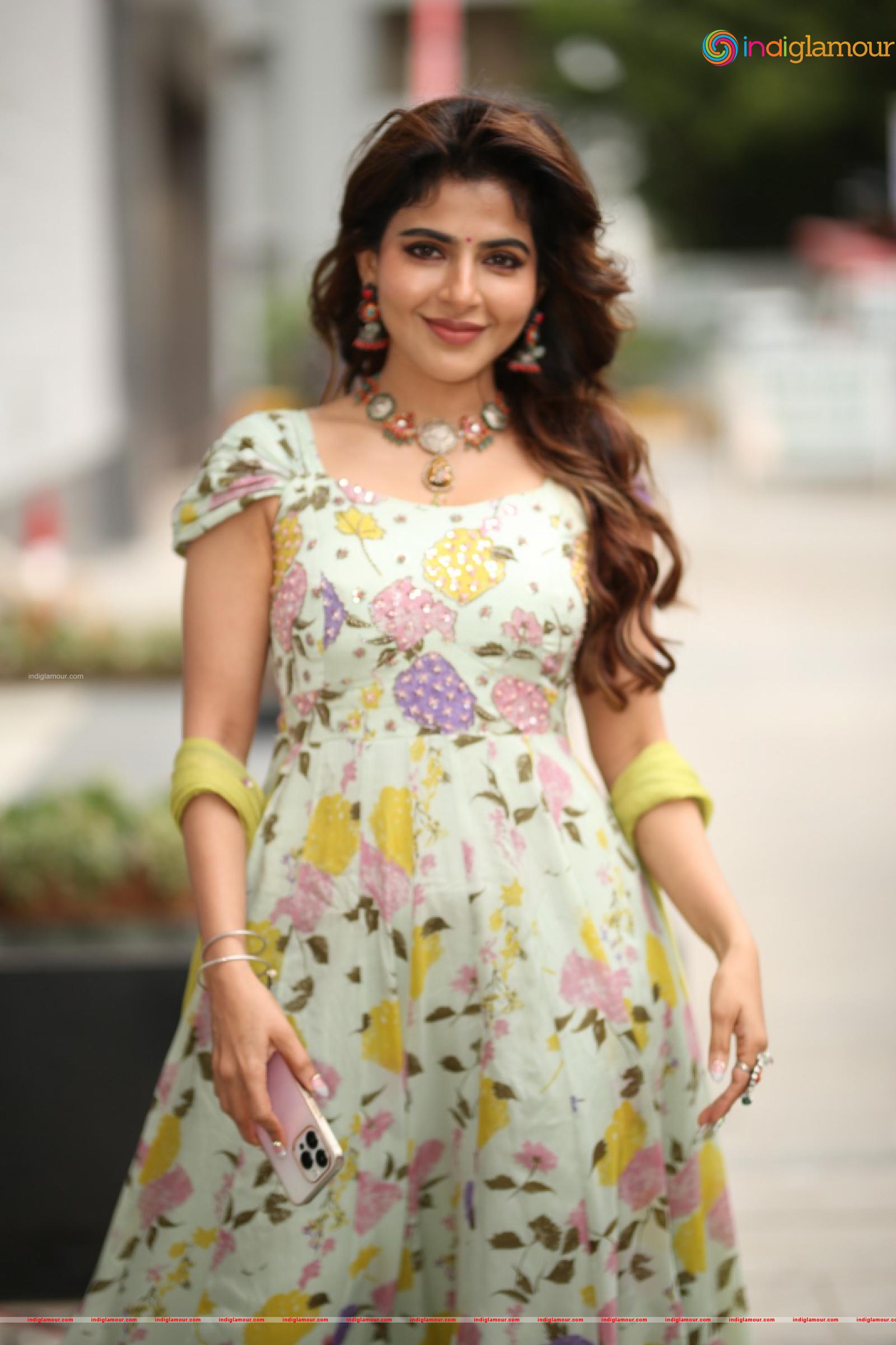 Iswarya Menon Actress hd photo