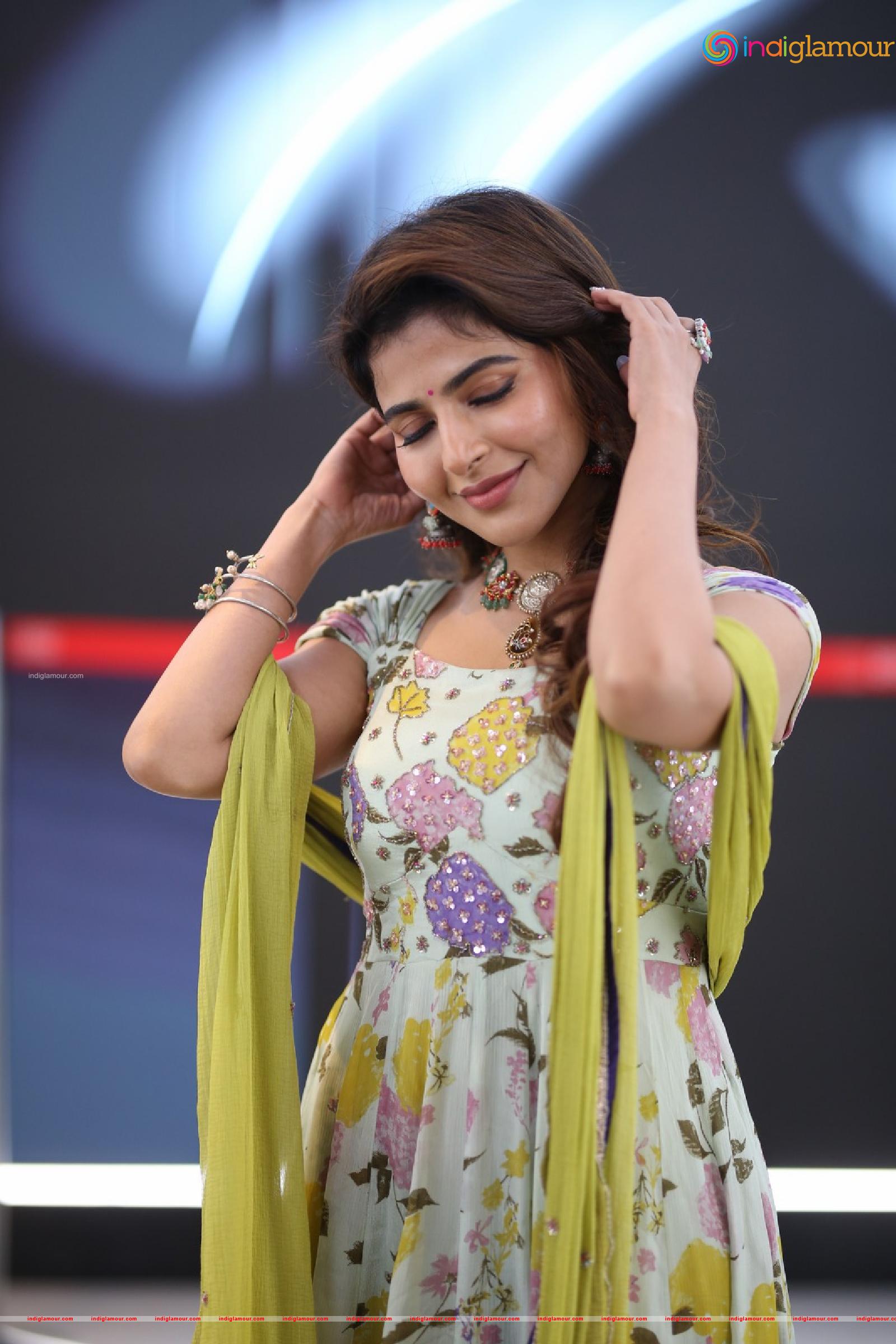 Iswarya Menon Actress hd photo