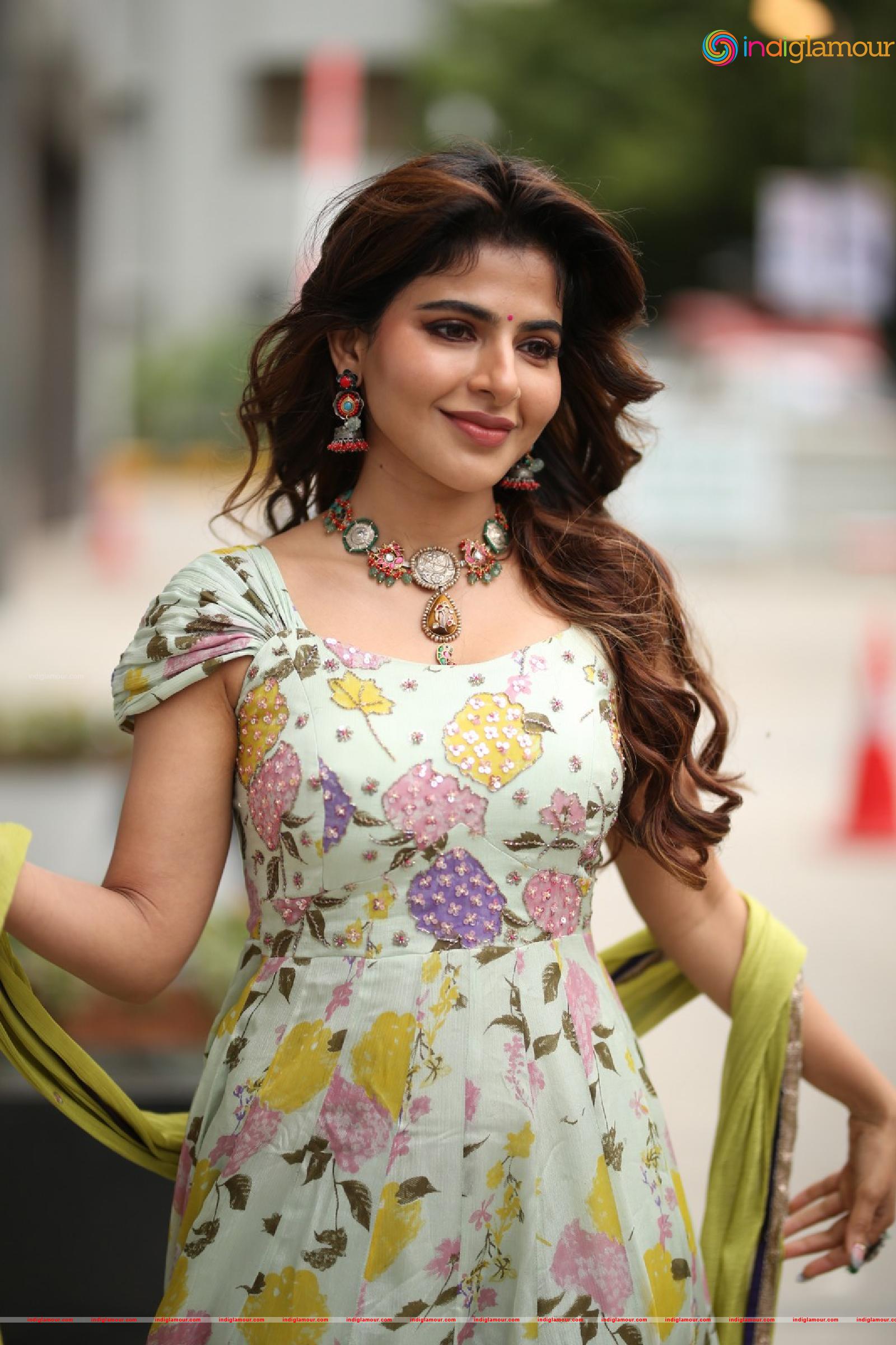 Iswarya Menon Actress hd photo