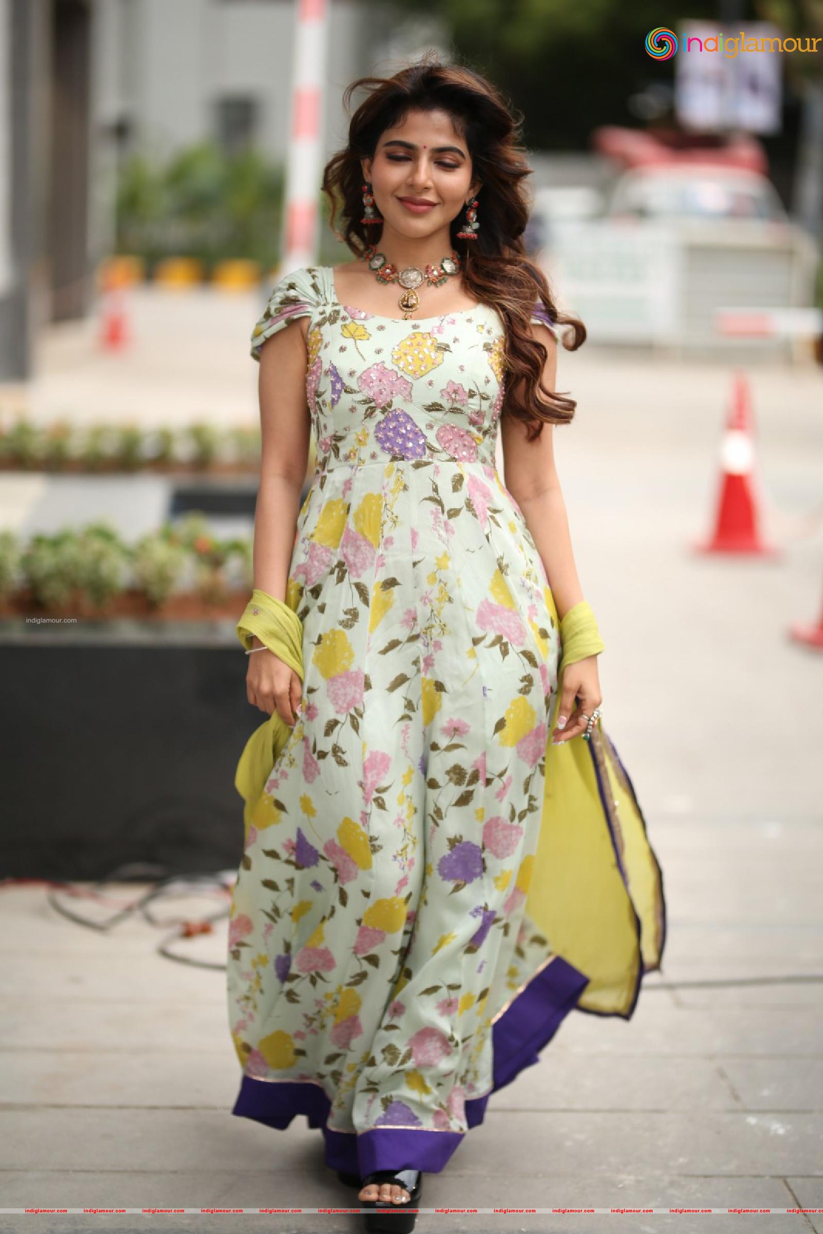 Iswarya Menon Actress hd photo