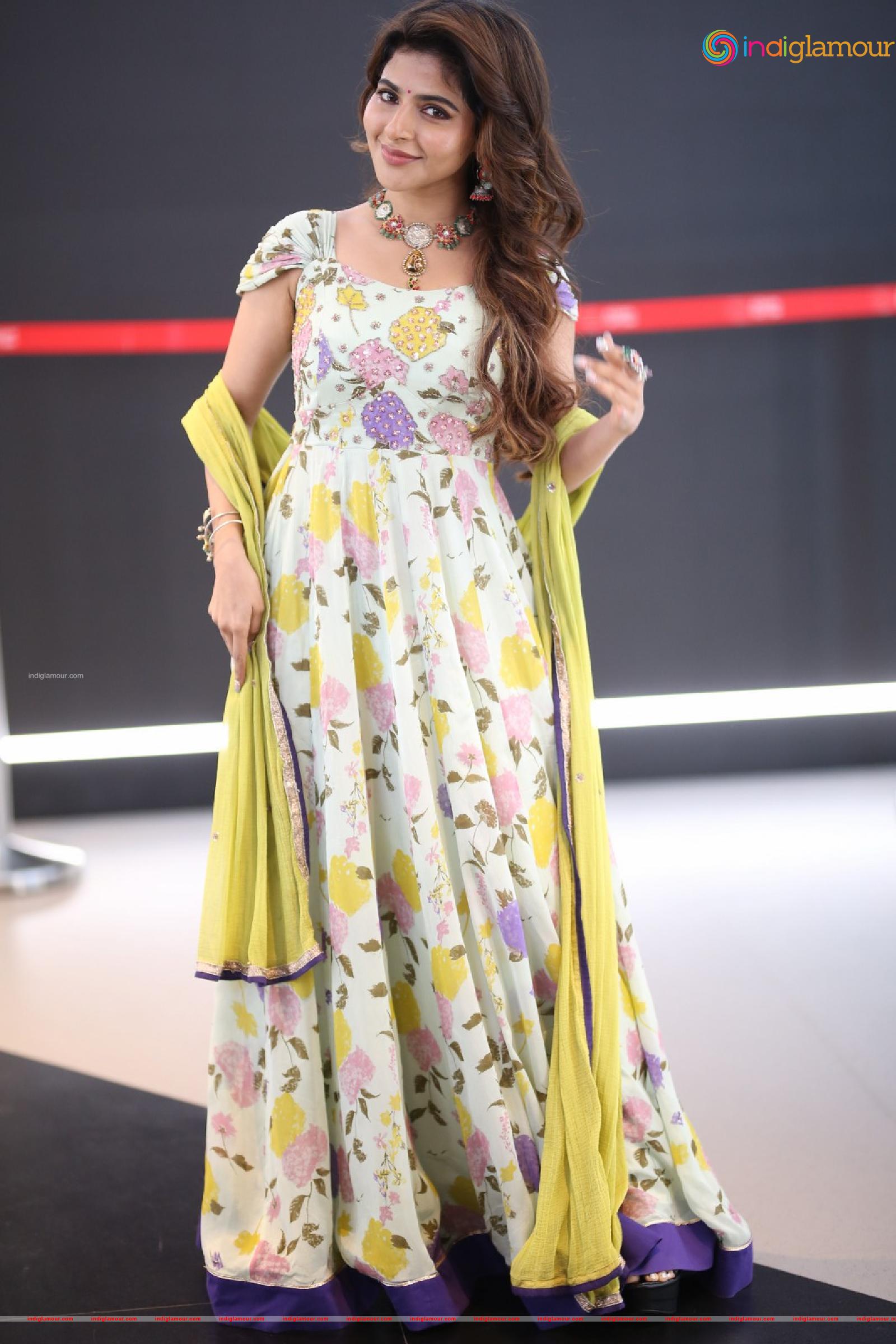 Iswarya Menon Actress hd photo