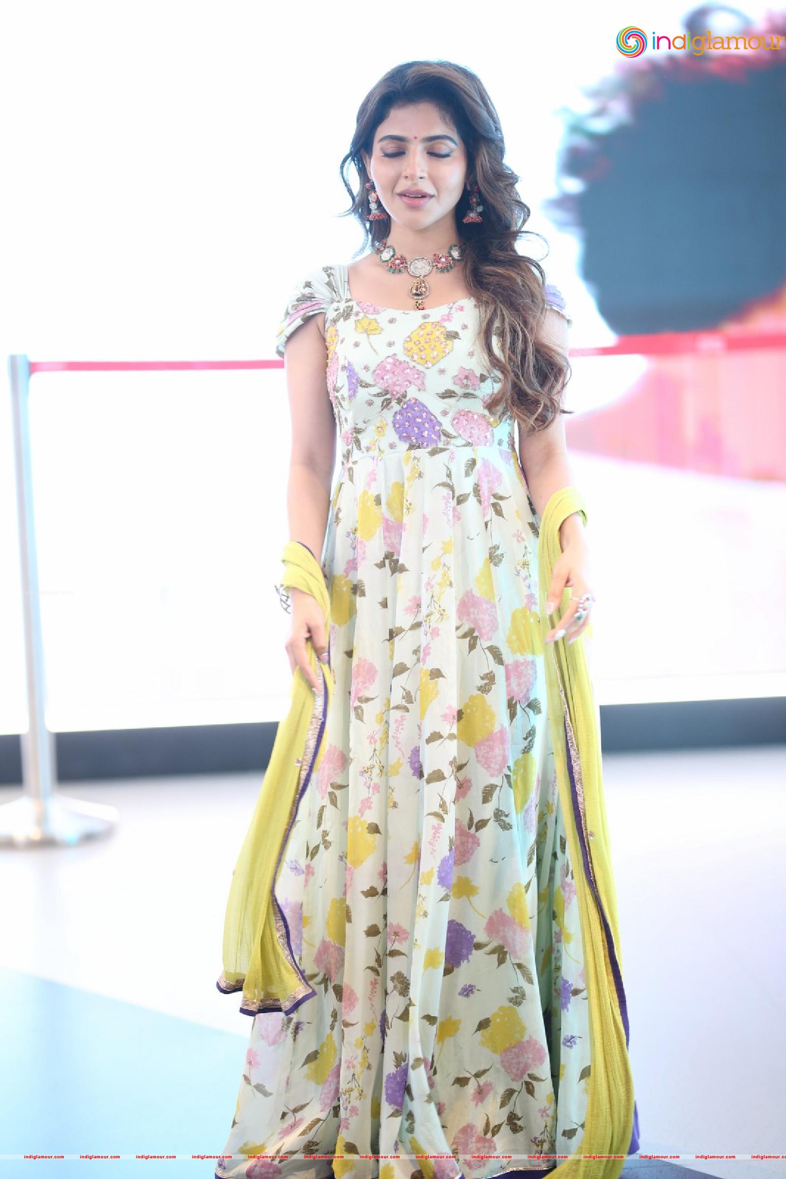 Iswarya Menon Actress hd photo