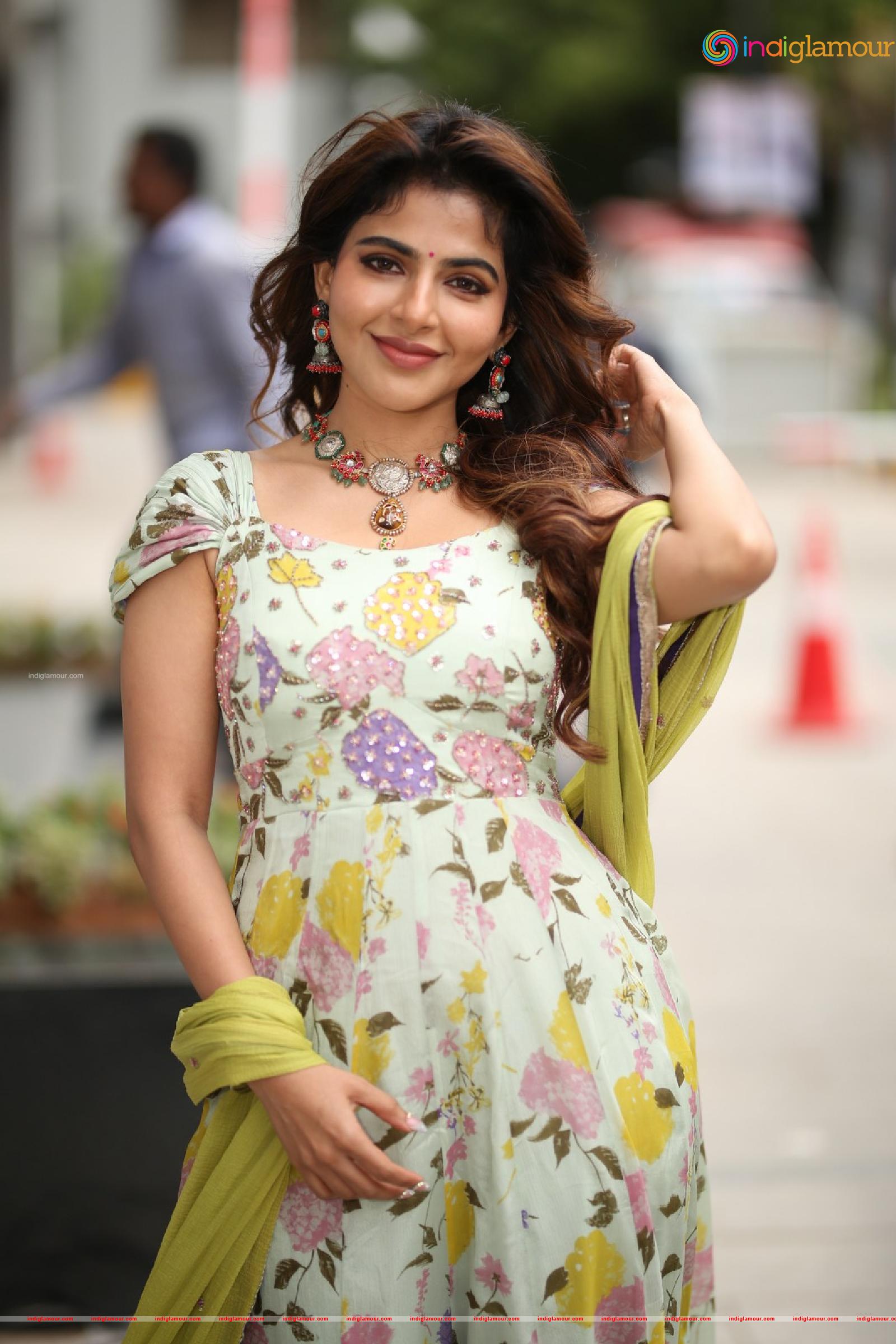 Iswarya Menon Actress hd photo