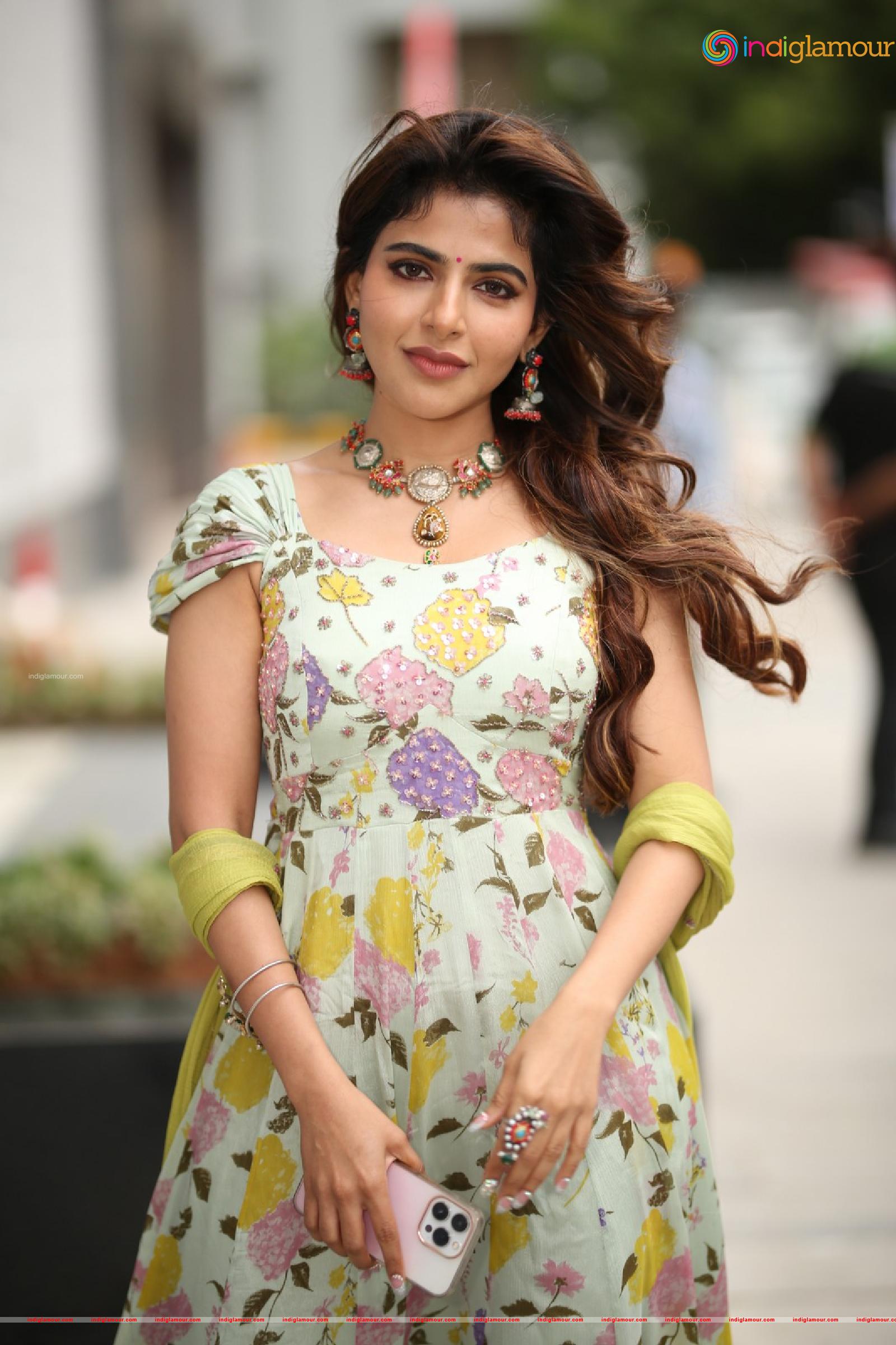 Iswarya Menon Actress hd photo