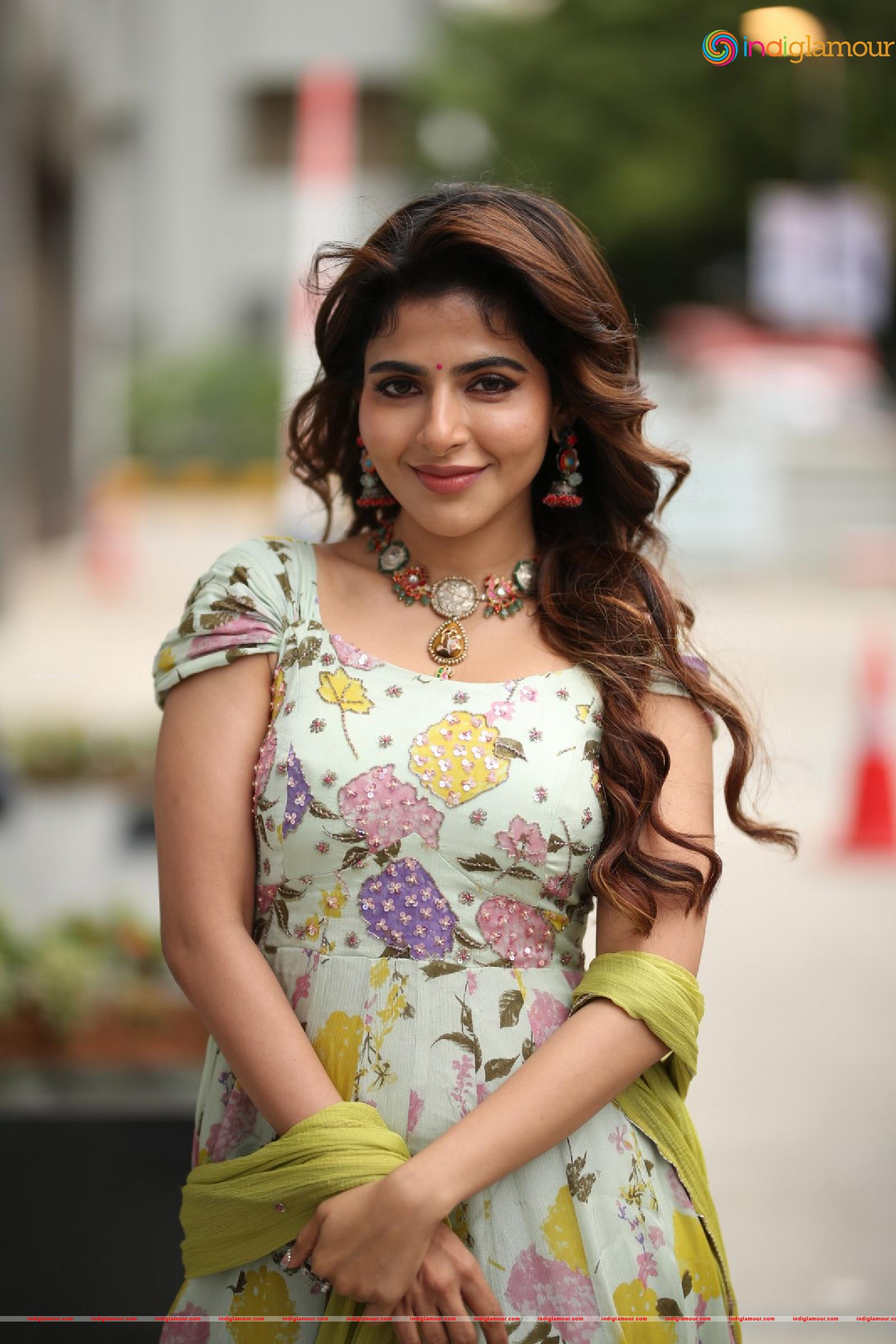 Iswarya Menon Actress hd photo